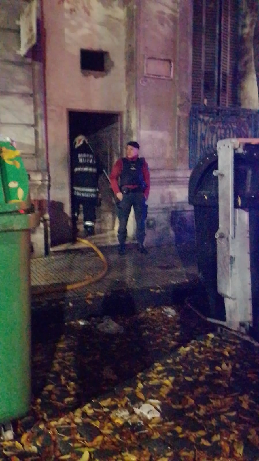 La puerta del conventillo afectado en La Boca