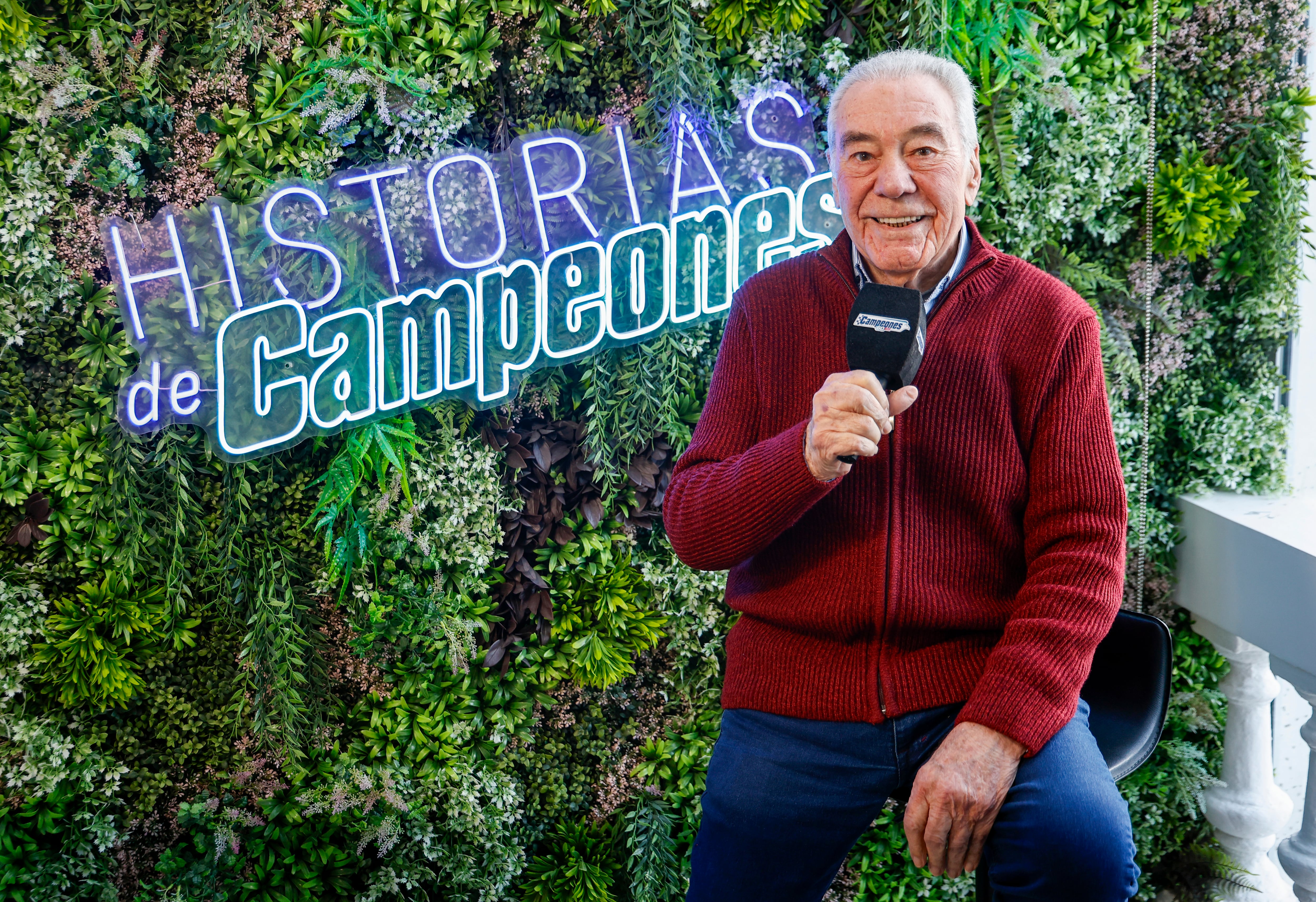 Los estudios de Campeones, con su fundador: