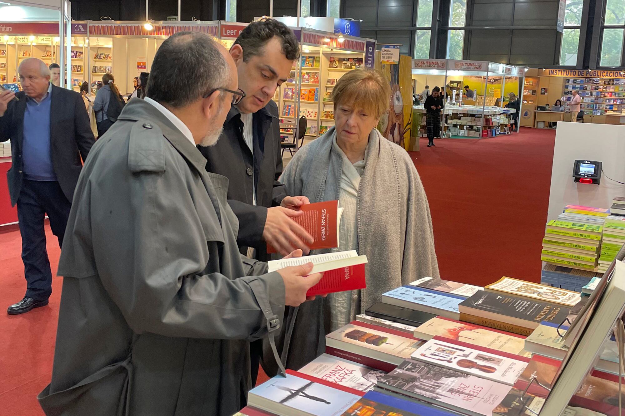 Horas antes del acto de apertura, el secretario de Cultura visitó la Feria del Libro y compró una novela de Murakami