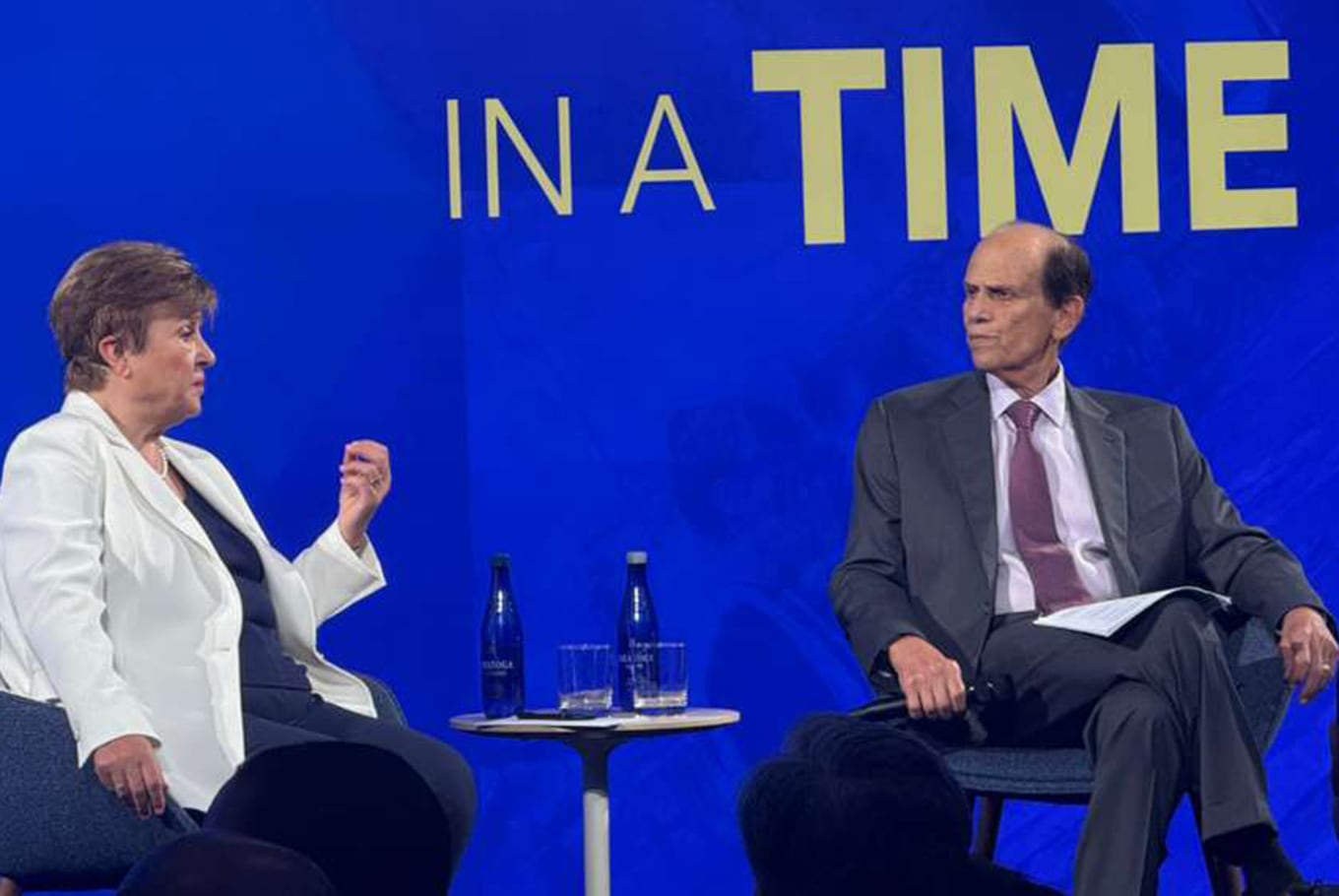 La directora gerente del FMI, Kristalina Georgieva, junto a Michael Milken, en la sede del Instituto Milken, en Washington.