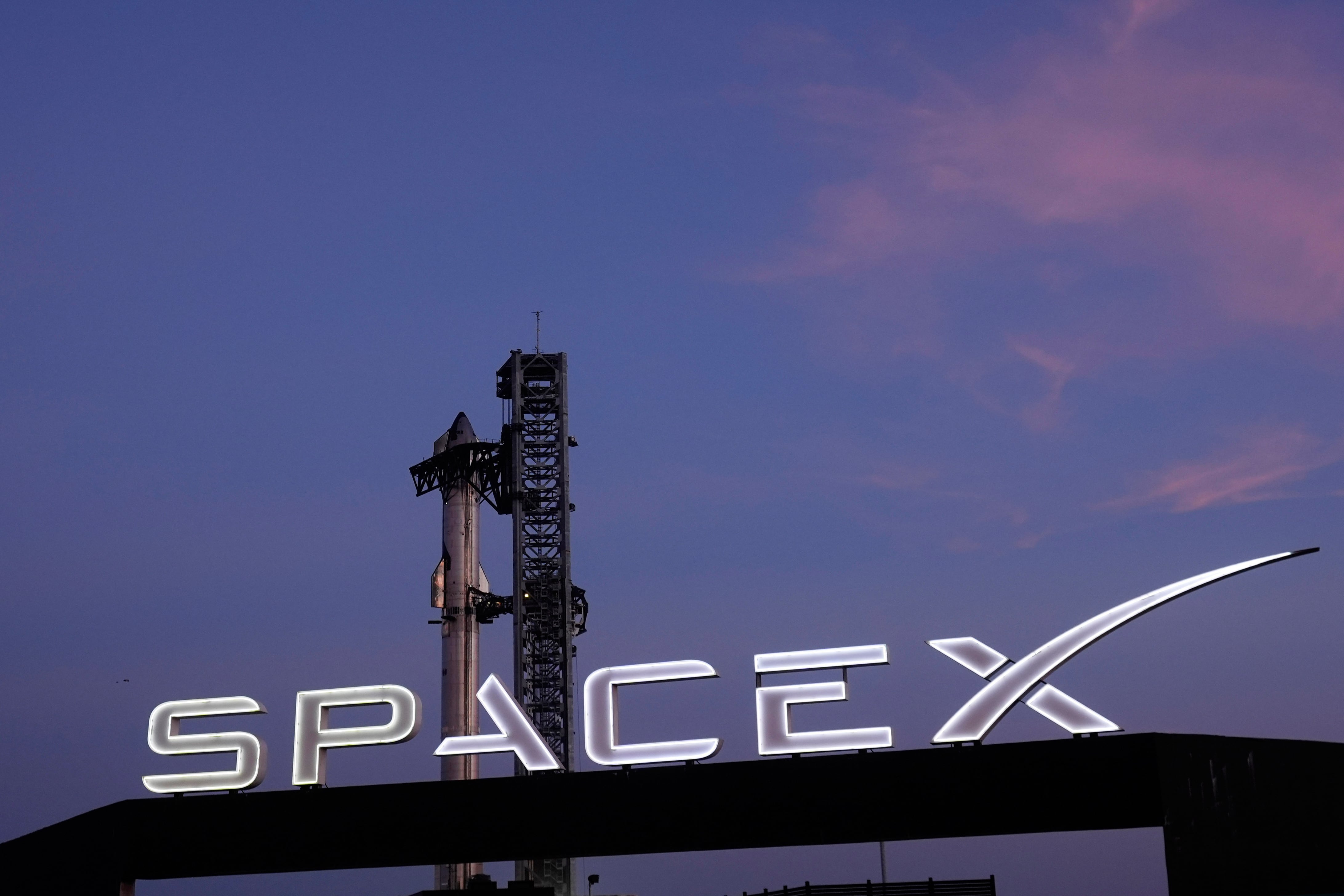 Elon Musk promete donar acciones de SpaceX a niños en EU