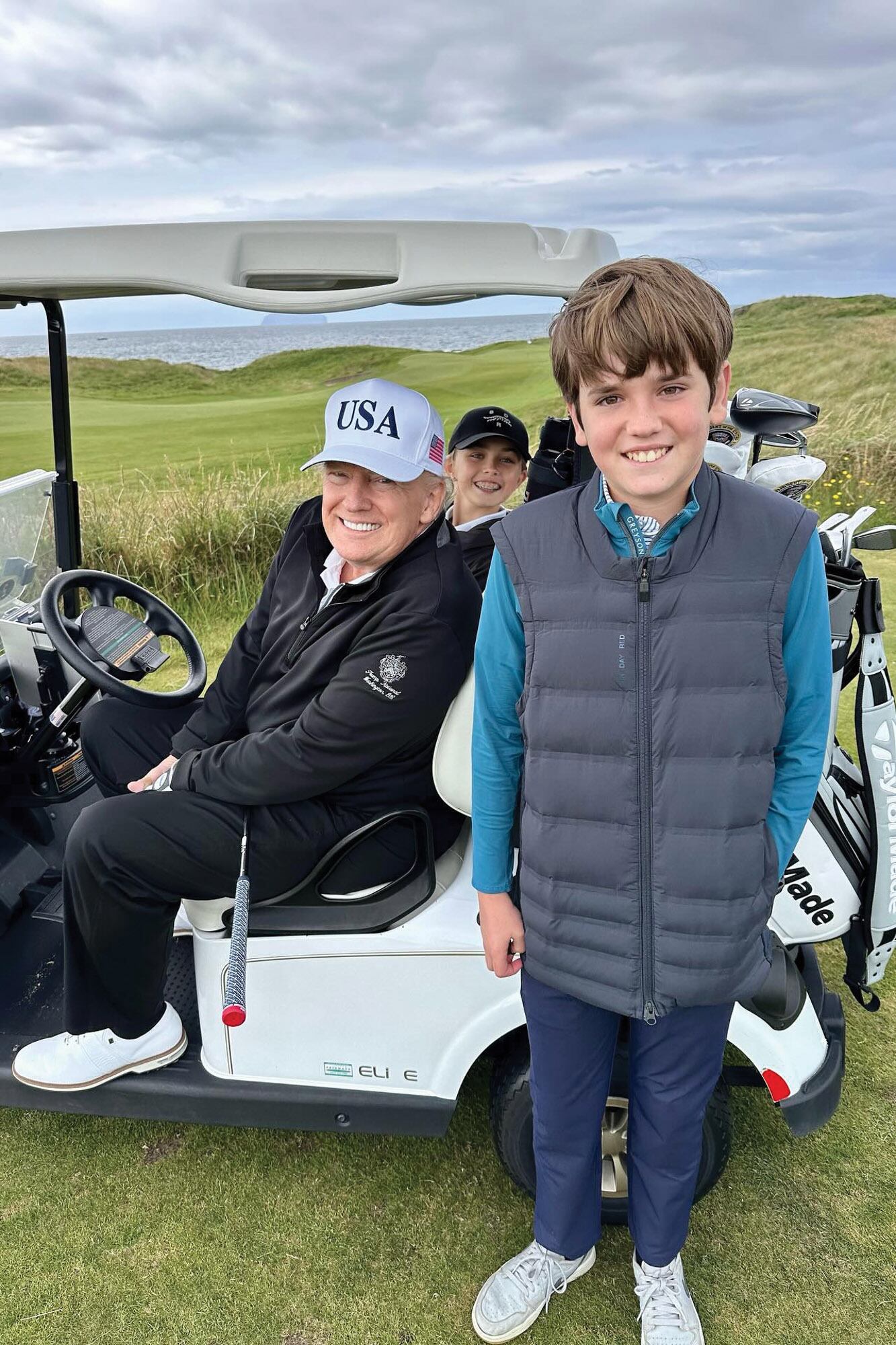 Junto a su abuelo, Donald Trump.