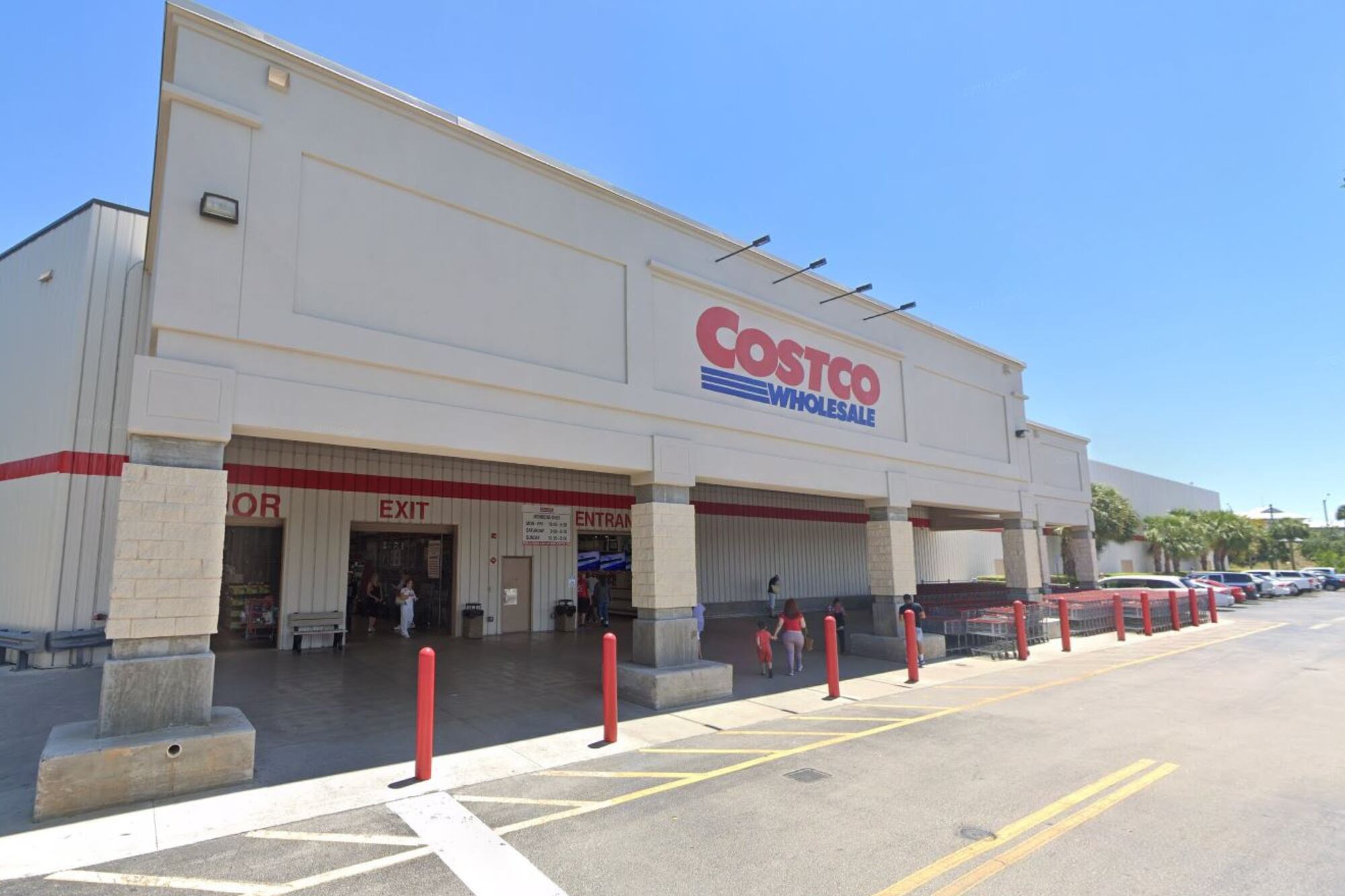 En Costco piden como mínimo que el empleado tenga más de 18 años y cuente con permiso para trabajar en el país