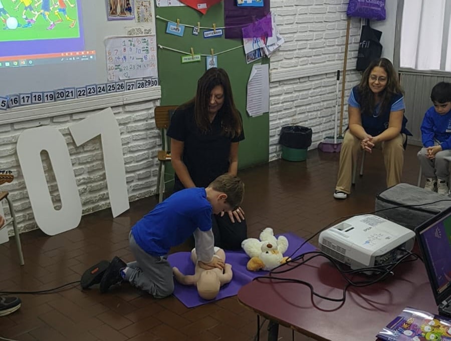 Las actividades sobre RCP y uso de DEA dentro del programa las dictan instructores universitarios acreditados