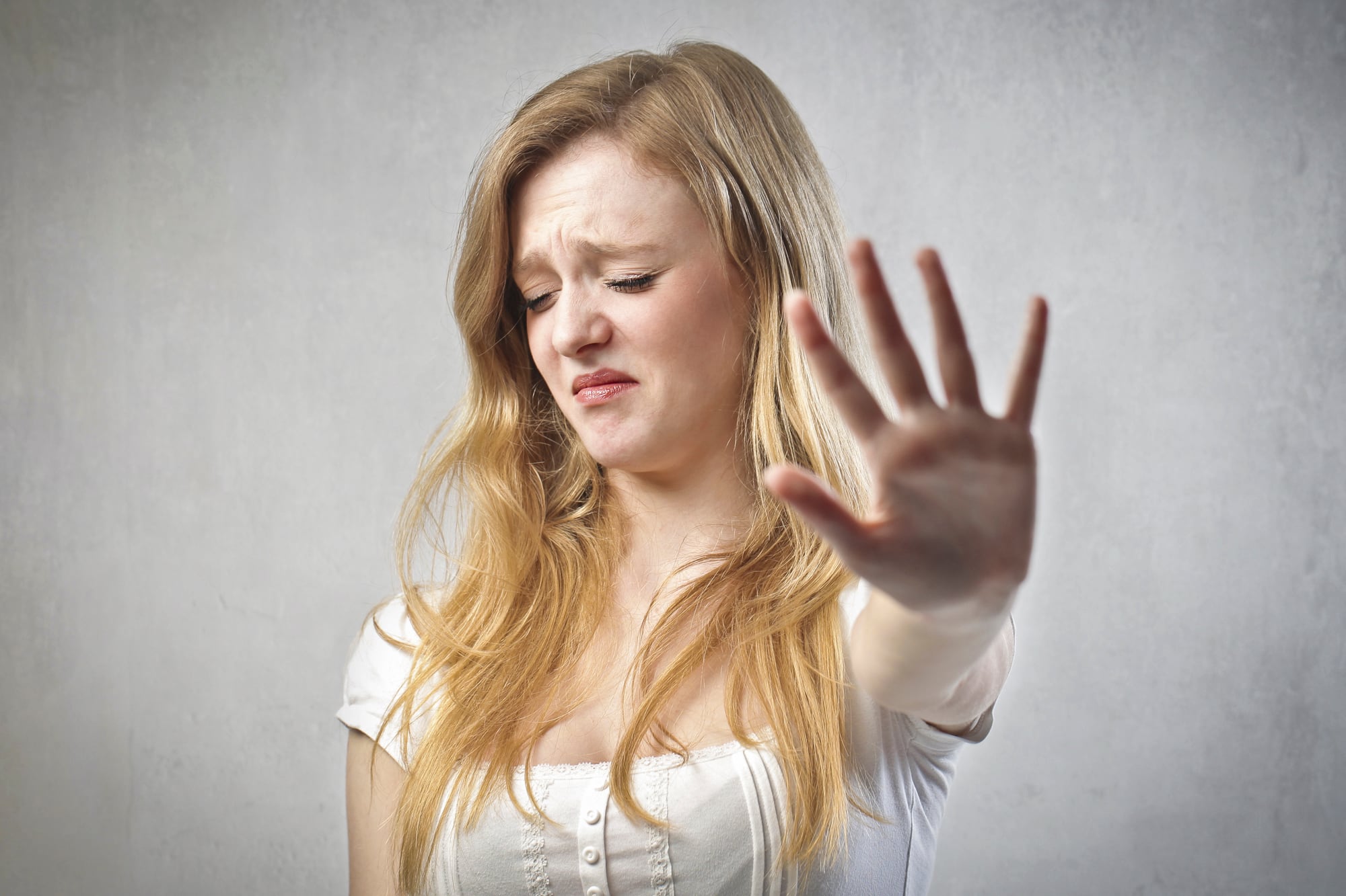 El Diccionario Cambridge describe el ick como “una sensación repentina de que no te gusta alguien o que ya no te atrae porque hizo algo específico”