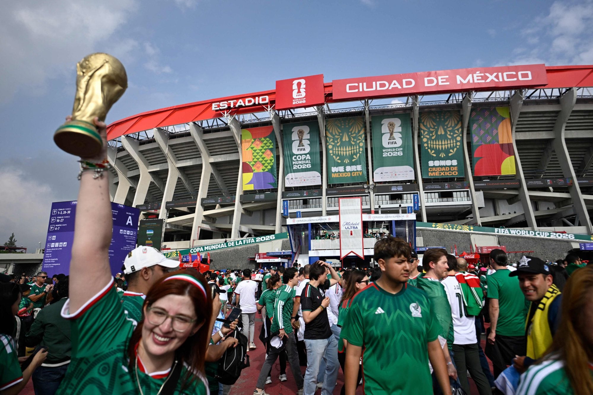 Hinchas de México en las afueras del Azteca, antes del partido inaugural del Mundial