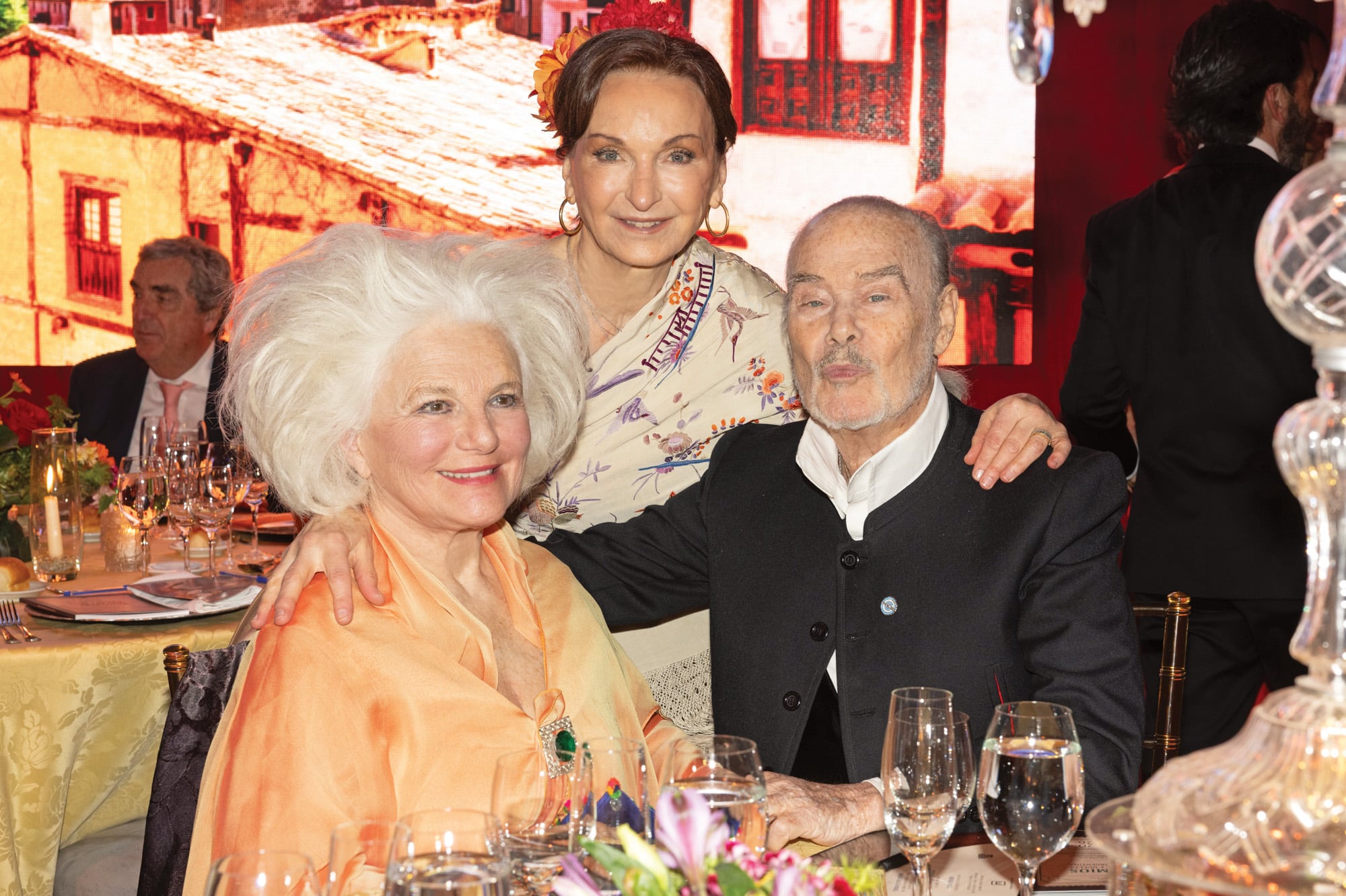 Como todos los años, Gloria César puso su magia en la ambientación de la fiesta, que parecía un auténtico patio andaluz. “Fue un trabajo en equipo”, dijo con modestia antes de posar junto a María Irene Herrero y Gino Bogani, con quien compartió mesa