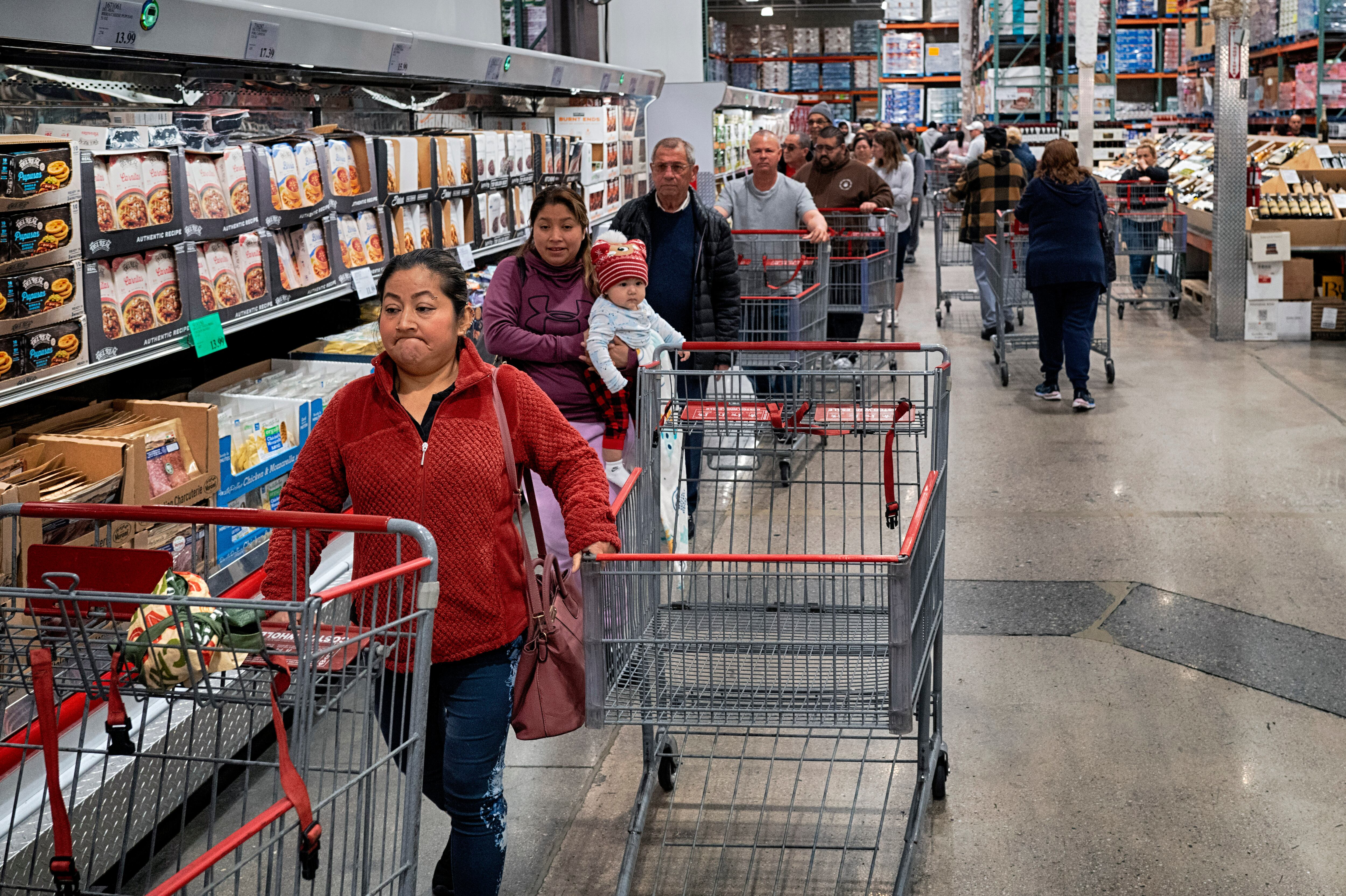 Comprarle productos a los proveedores de tu tienda local de Costco puede ser de gran utilidad para ahorrar dinero (Archivo)