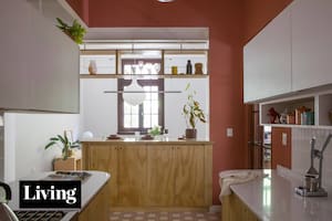 Se mudó a la planta baja de un edificio centenario, cautivada por su invalorable pulmón verde