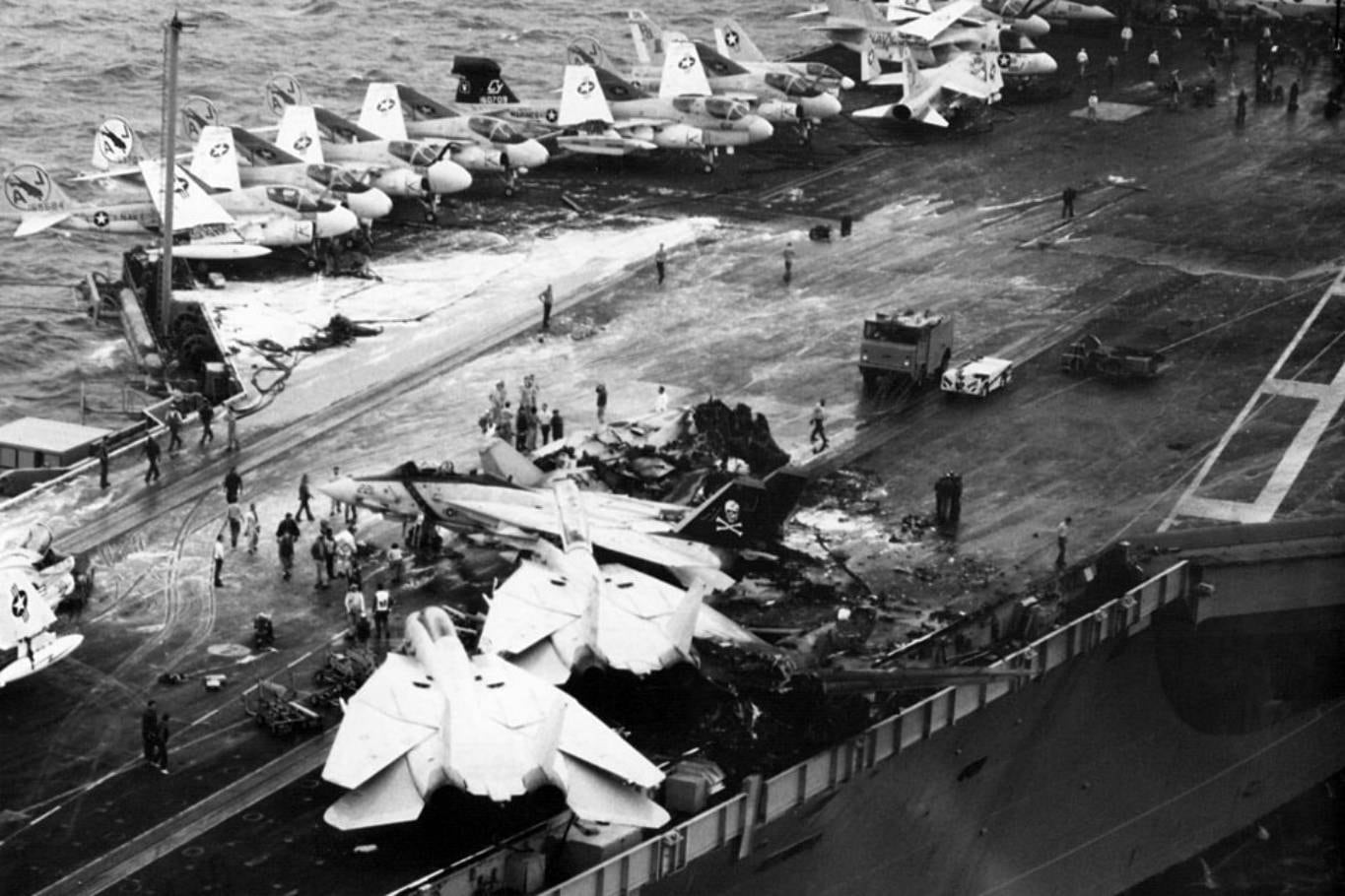 14 muertos. El accidente en el portaaviones USS Nimitz, que hoy navega en el Mar Argentino, que cambió las reglas de la Marina norteamericana