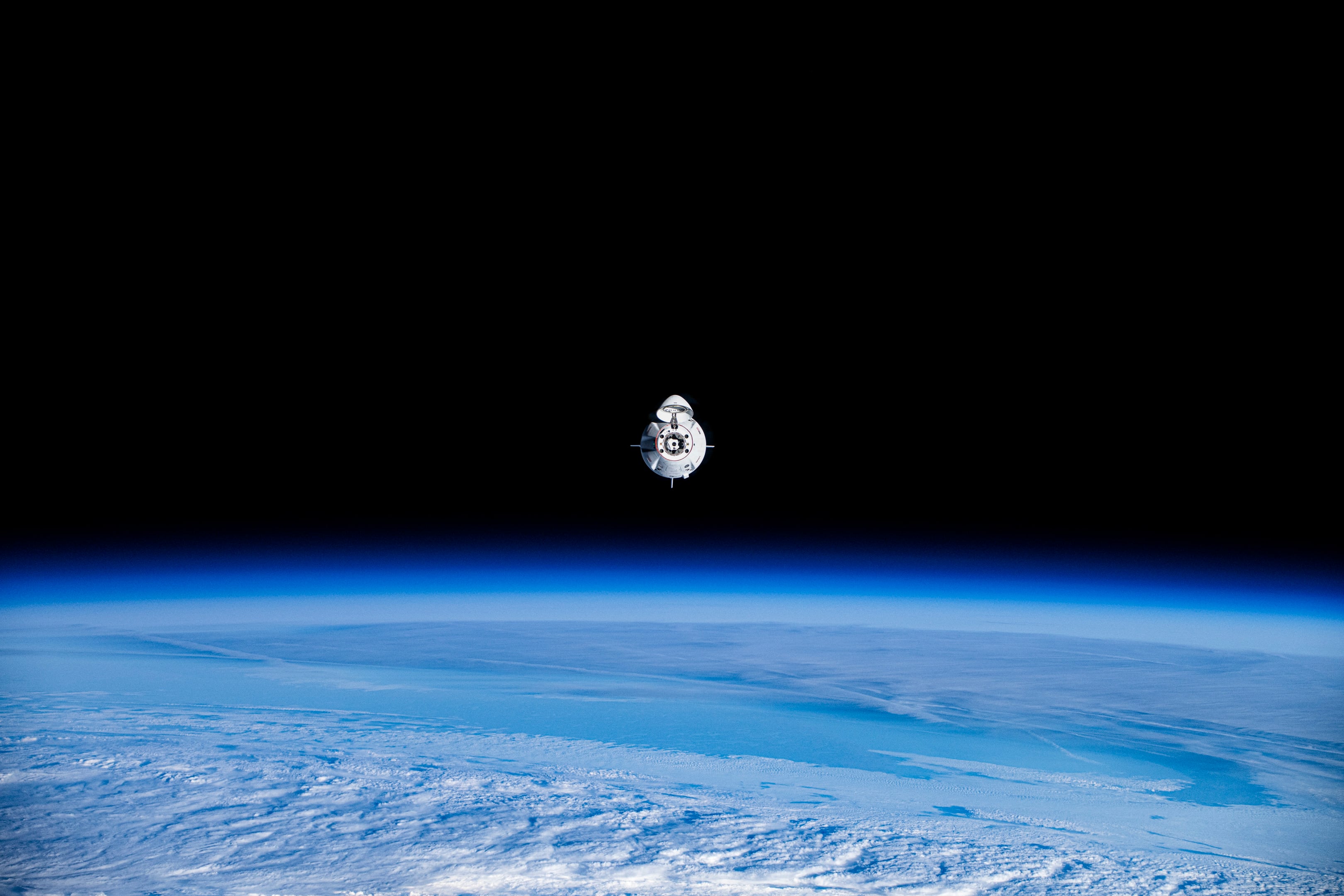 Una imagen del 18 de marzo de 2025, de cuando la nave Dragon SpaceX regresaba a la Tierra, trayendo de regreso a los dos astronautas de la NASA que llevaban nueve meses varados en la EEI