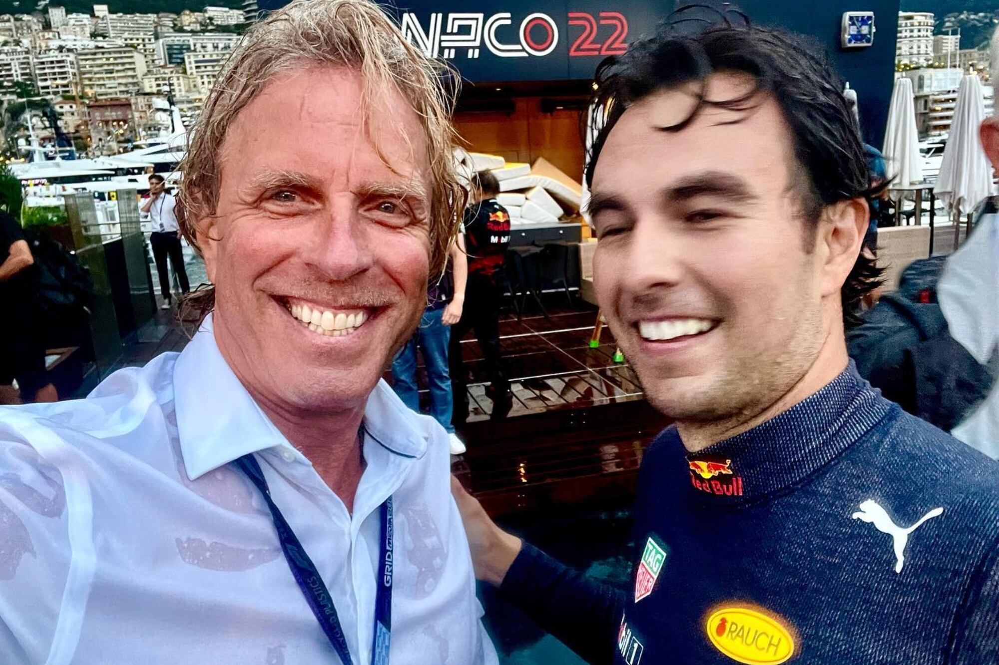 Checo Pérez y Juan Fossaroli cumplieron la apuesta y se tiraron a la pileta en Mónaco 2020