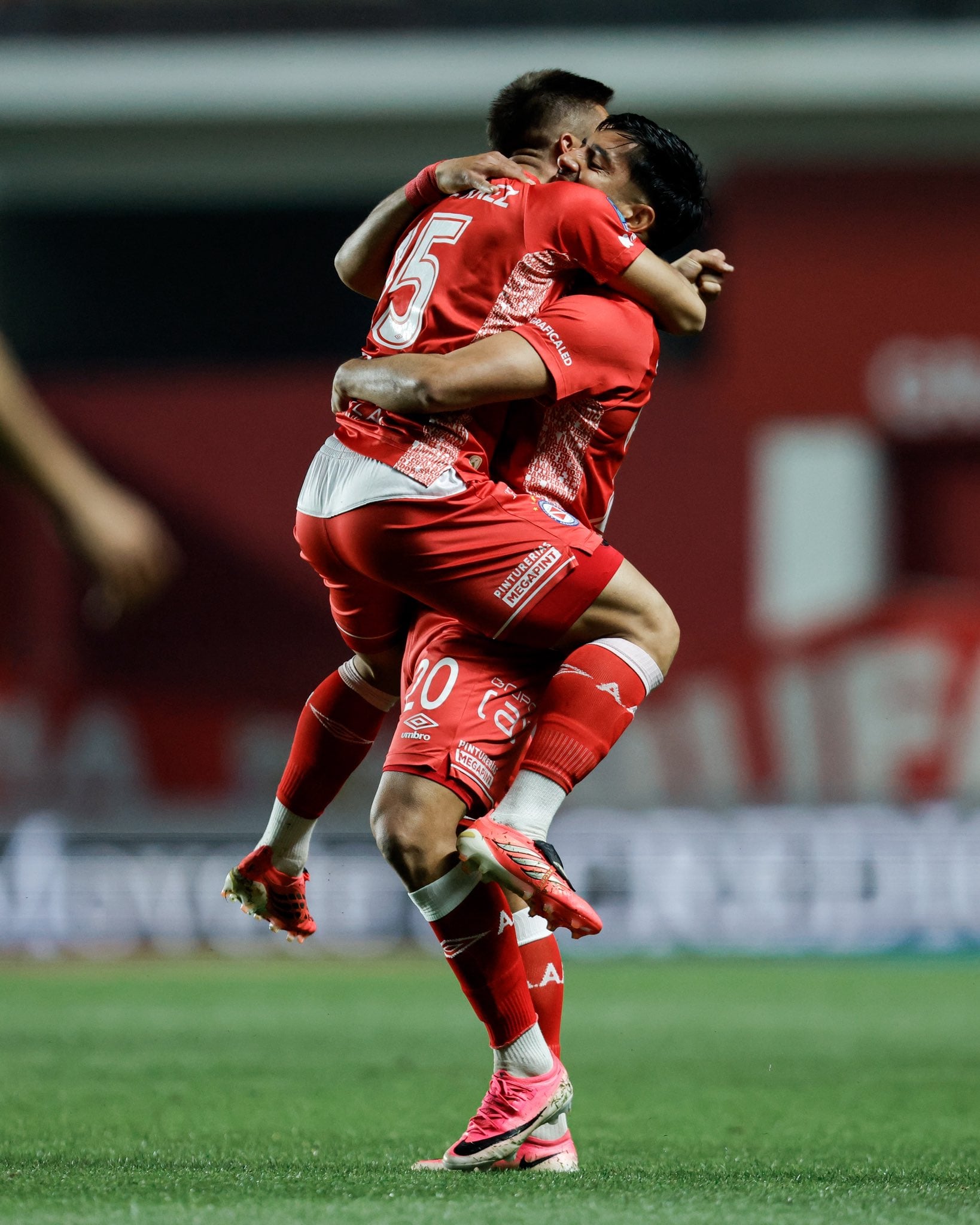 El festejo de Kevin Gutiérrez con el lateral Sebastián Prieto