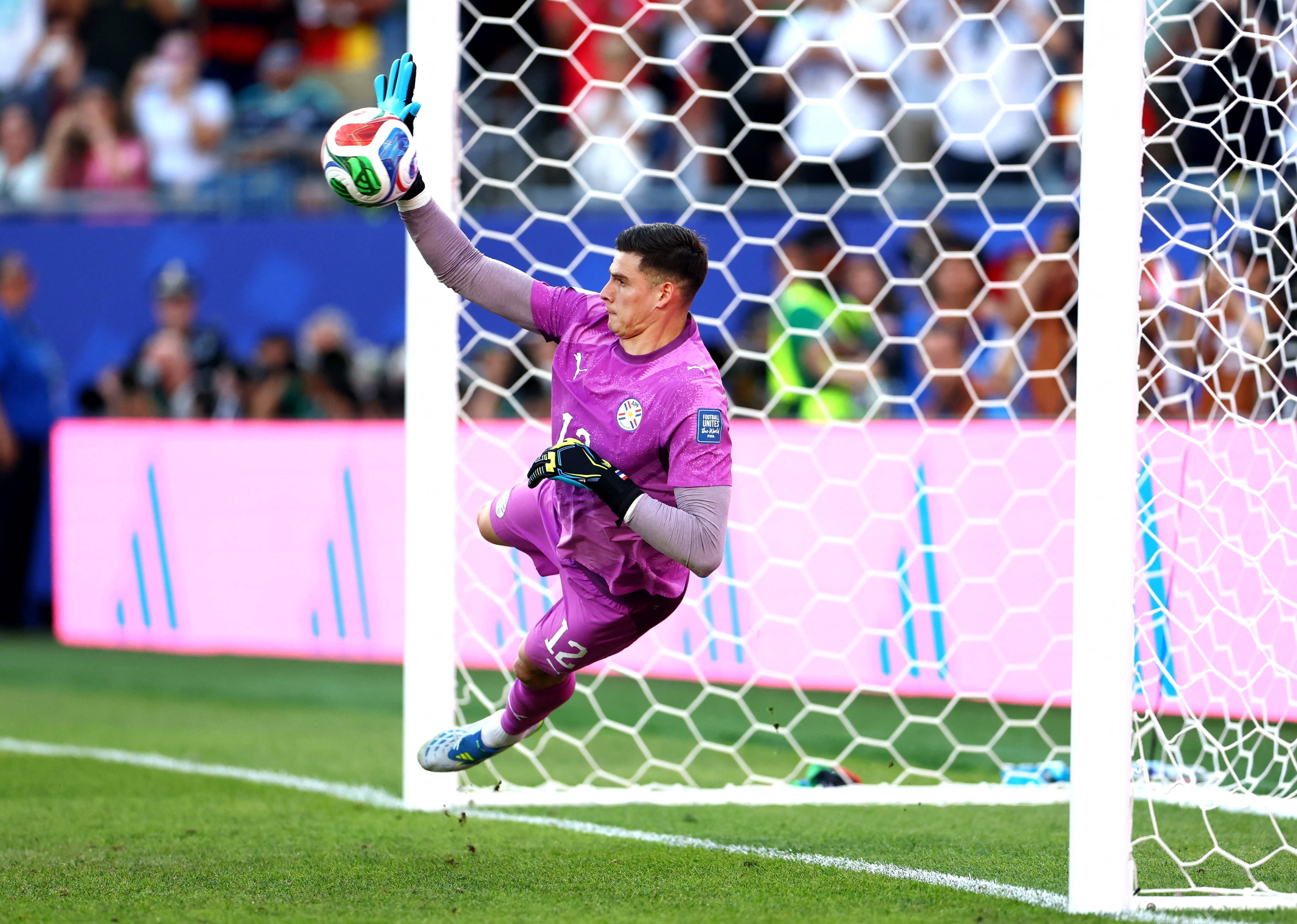 Enorme, Orlando Gill le tapa el remate a Kai Havertz