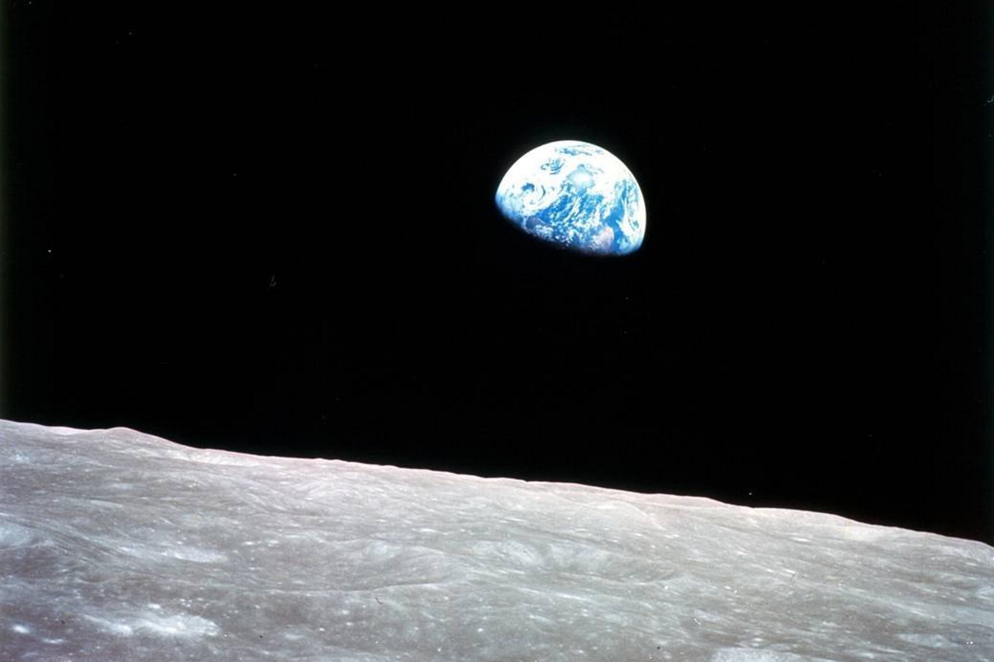 Apolo 8, la primera misión tripulada a nuestro satélite natural, entró en órbita lunar el 24 de diciembre de 1968, hace más de 50 años. Esa noche, los astronautas enviaron esta imagen icónica: la Tierra ascendiendo sobre el horizonte lunar. La NASA la llamó “Earthrise”