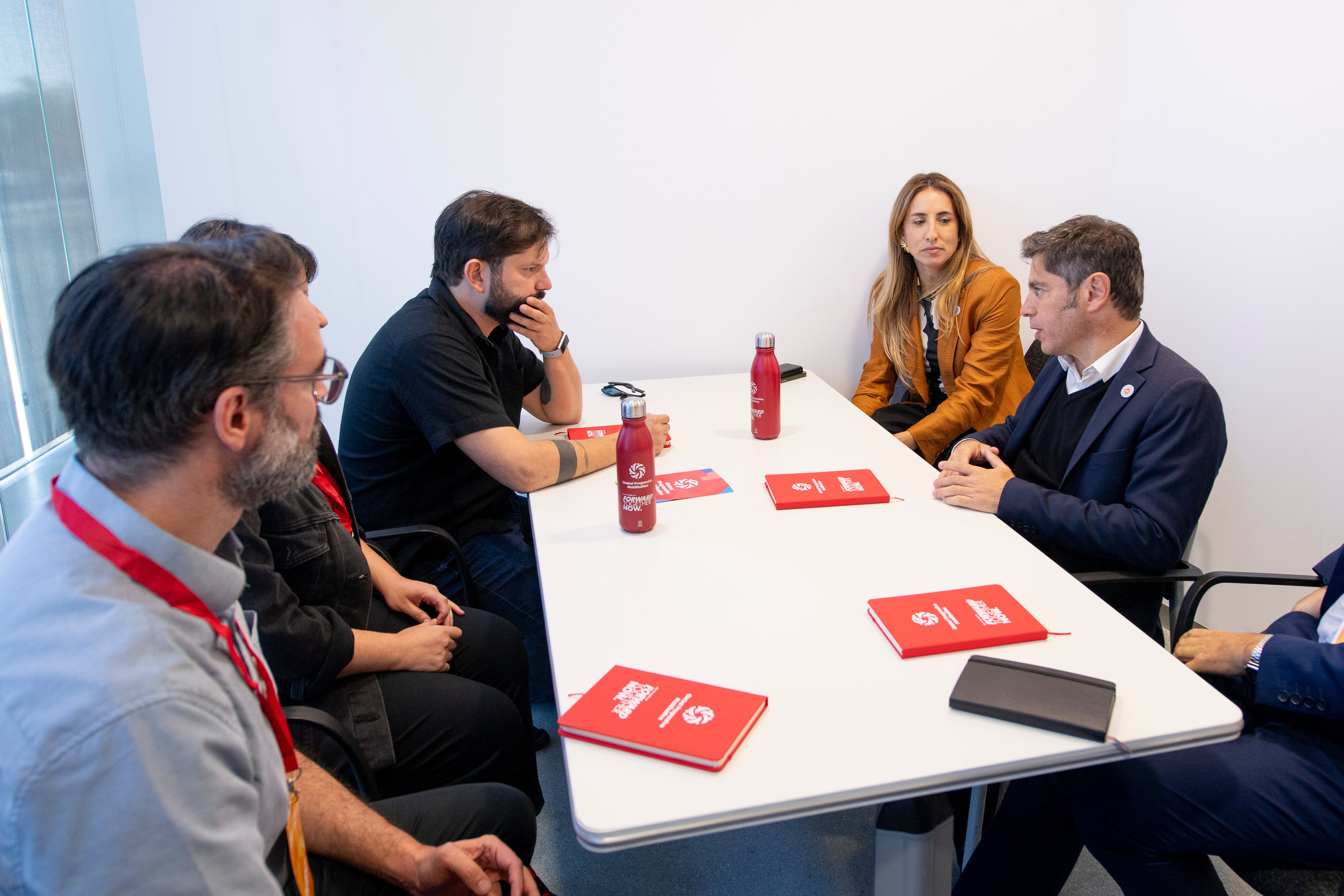Solo en Off | El funcionario libertario que debió asimilar la agenda woke de un país europeo 7 Axel Kicillof se reunió con el expresidente de Chile Gabriel Boric. A su lado, Cecilia Nicolini