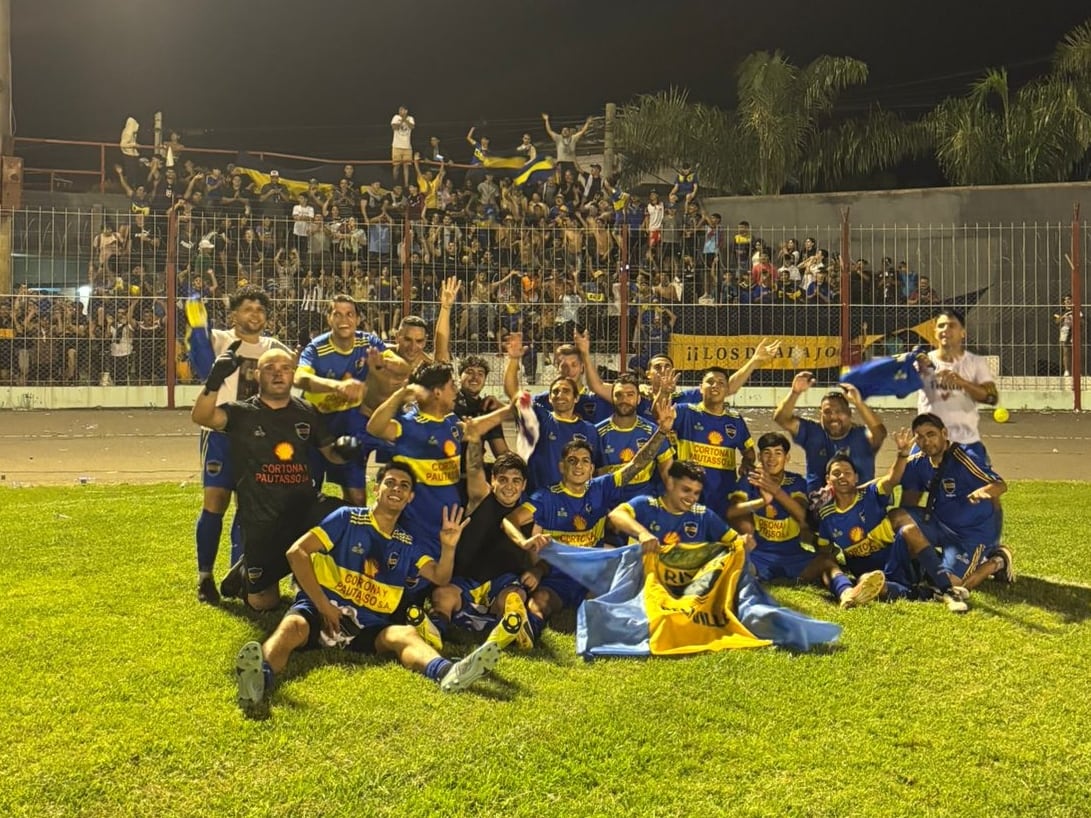 Los jugadores de la primera de River Plate de Bell Ville festejan el ascenso junto a sus hinchas