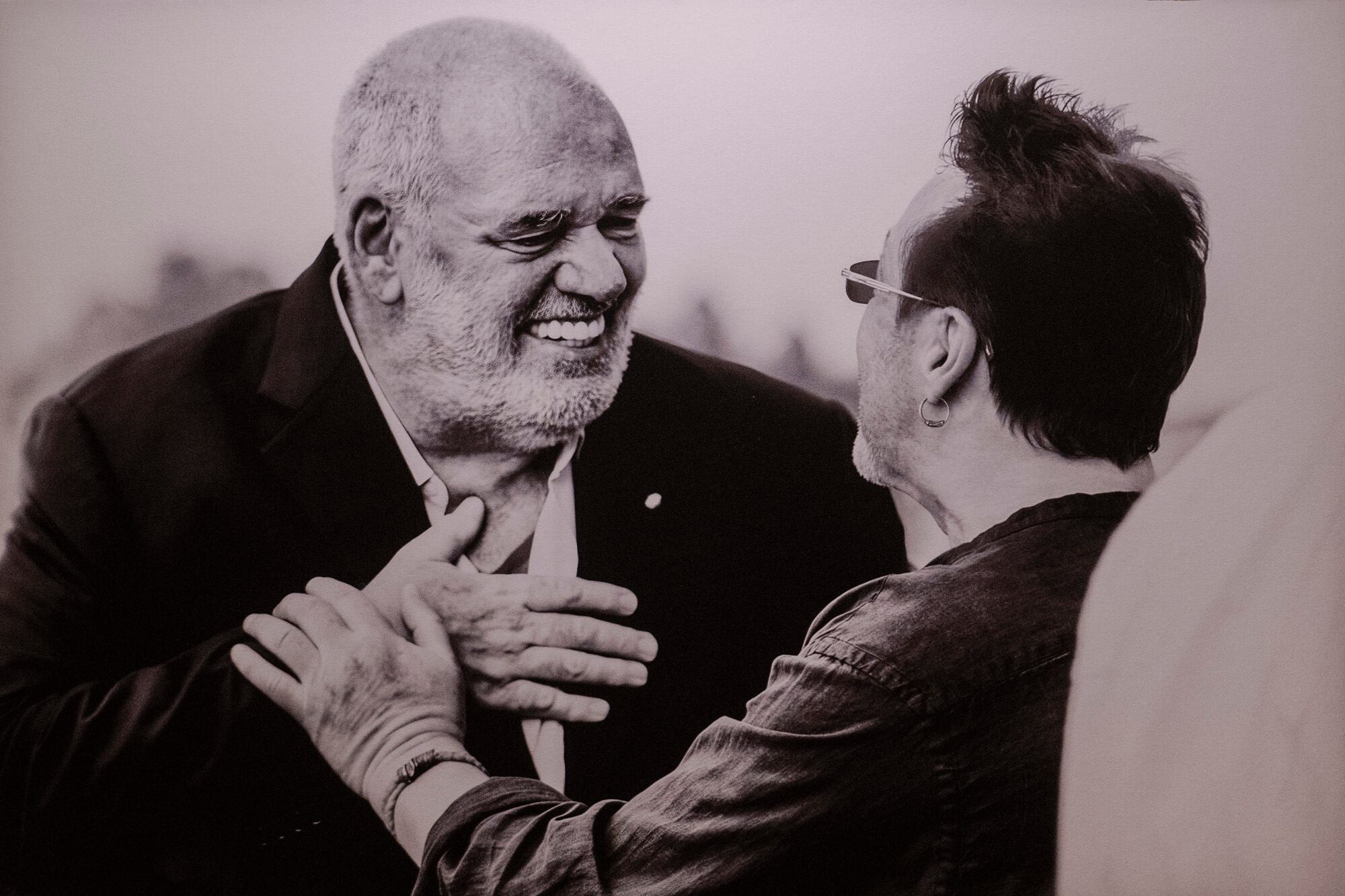 La belleza del paisaje esteño en los ojos de Julian Lennon 9 Lennon, retratado con Pablo Atchugarry en su visita de 2024