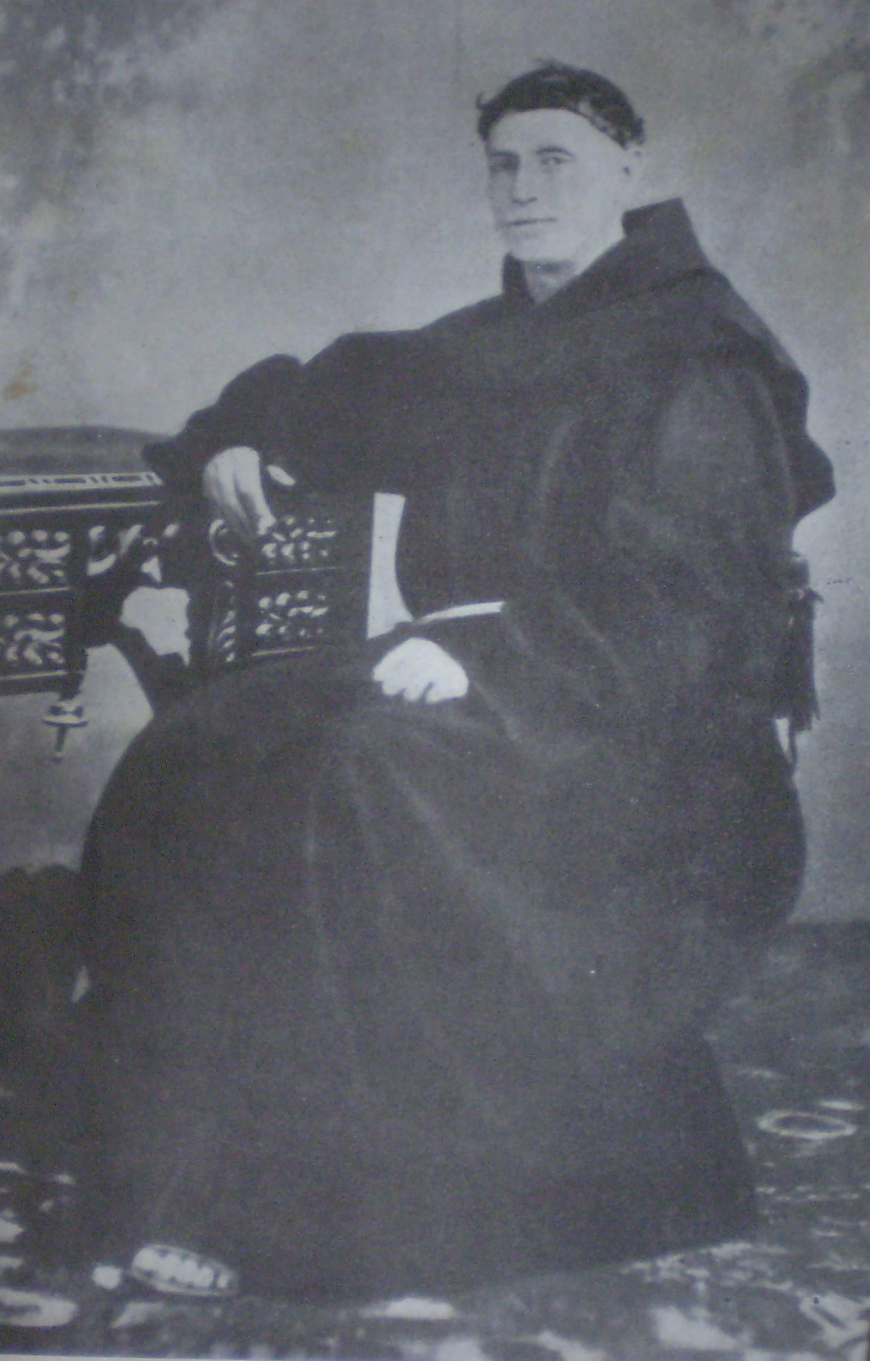Fray Mamerto Esquiú nació en Piedra Blanca, Catamarca, el 11 de mayo de 1826. Desde niño, su vida quedó ligada a la fe: a los cinco años vistió el hábito franciscano y a los diez ingresó al convento