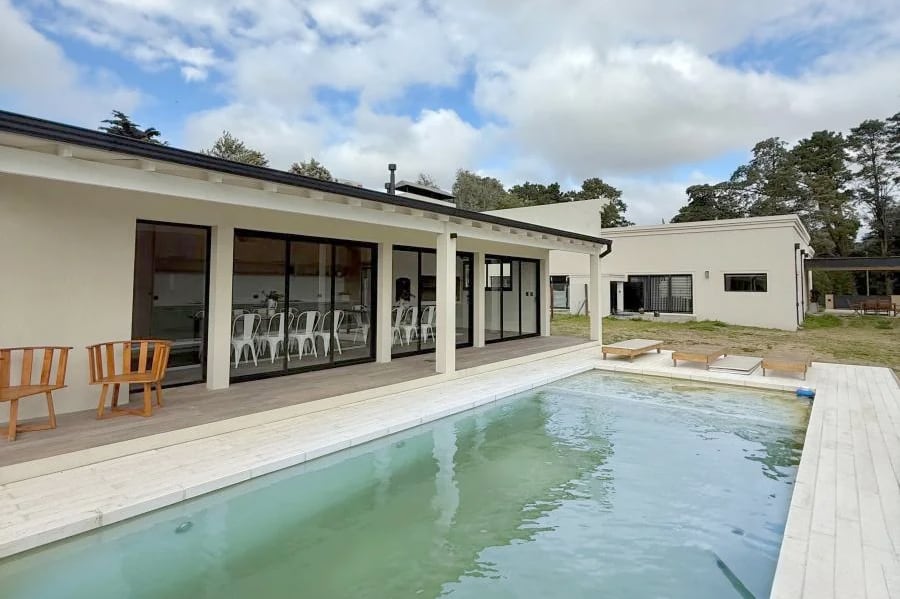 La casa de Tandil tiene una superficie de 243 m2, y se encuentra en un terreno de 1232 m2