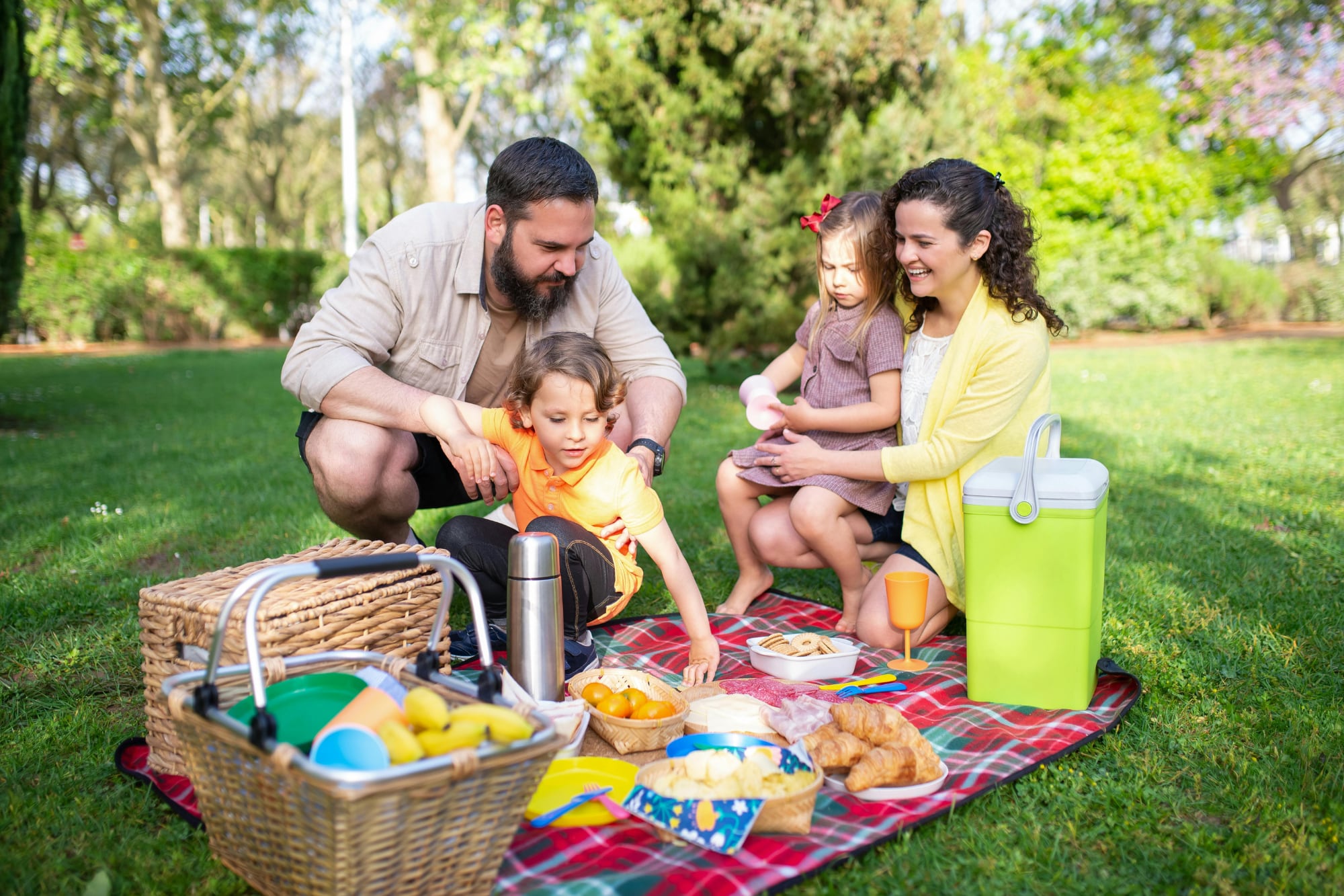 Tres opciones de snacks fríos para comer en una escapada a la naturaleza en familia