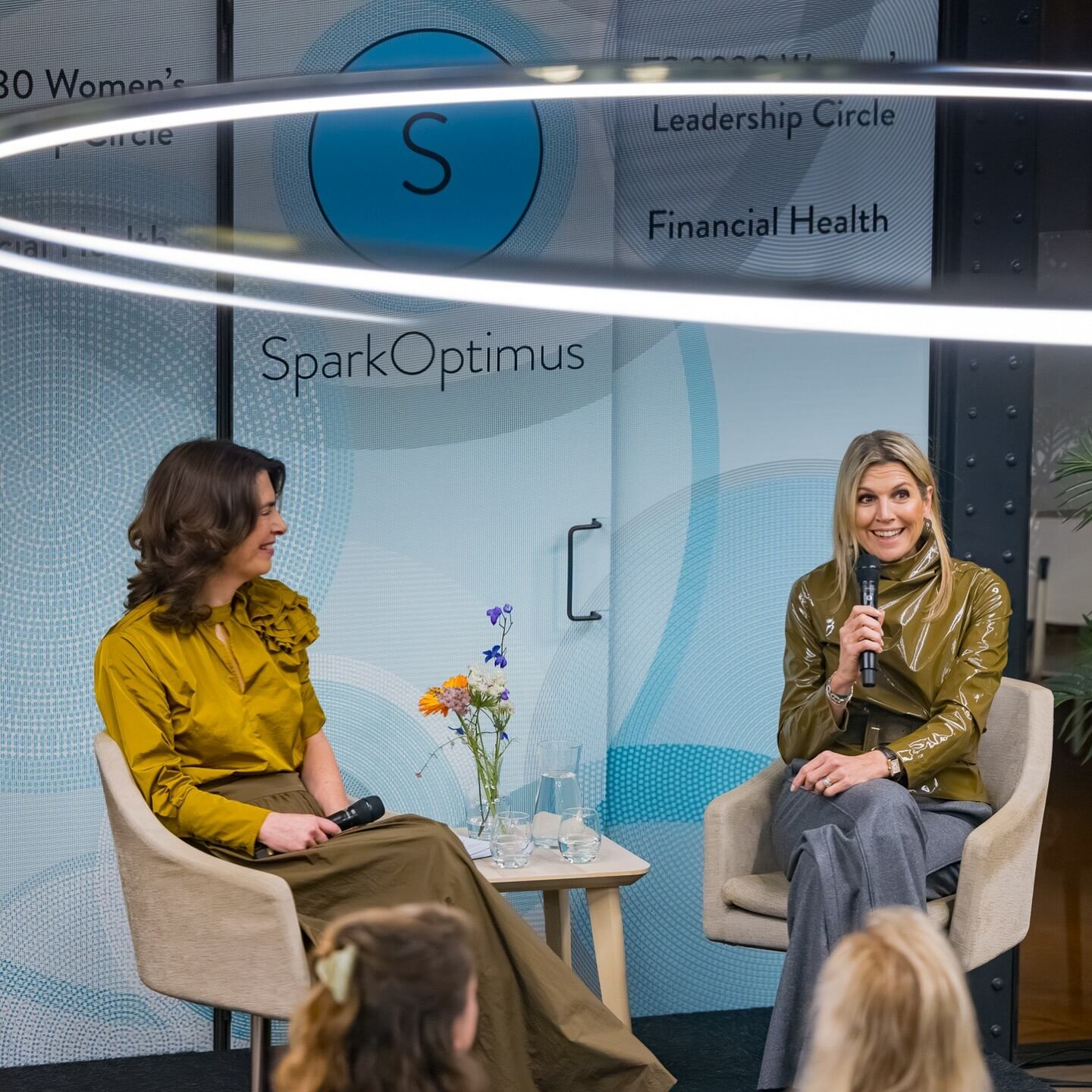 Para su actividad del martes, la reina lució una blusa de cuerina brillosa verde que causó furor (Foto: Instagram @koninklijkhuis)