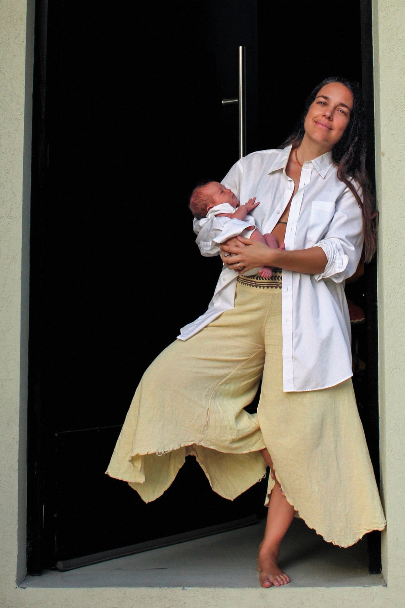 Radiante, Sonia posa con su hija en brazos