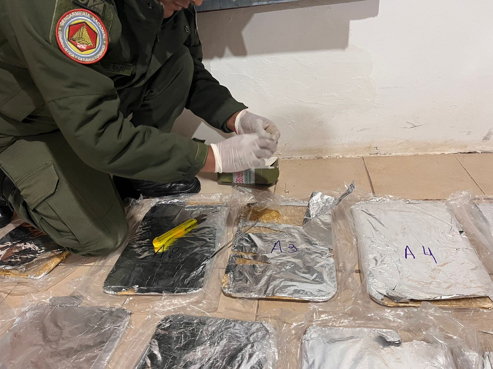 Las placas de aluminio en donde habían escondido la pasta base de cocaína (Prensa Gendarmería)