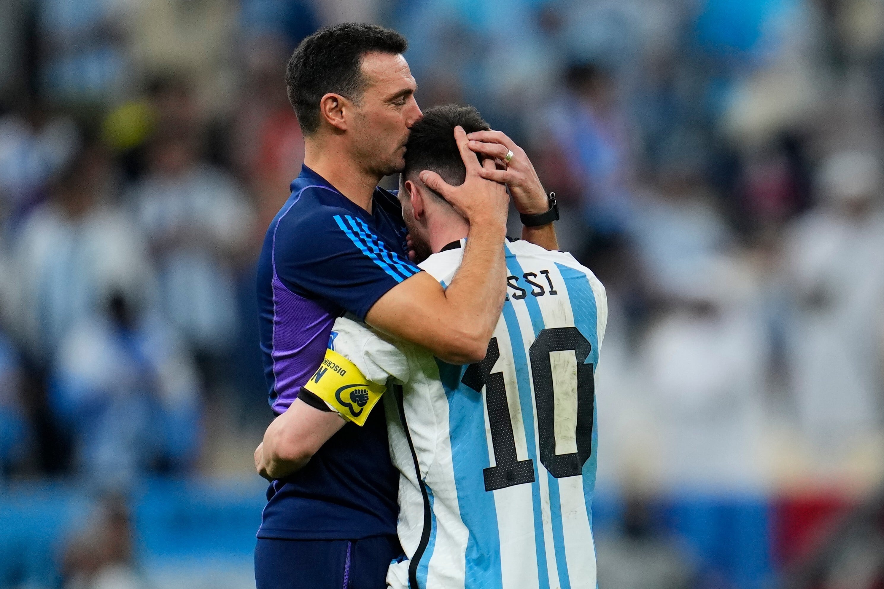 Lionel Scaloni besa a Lionel Messi tras la victoria ante Holanda en los cuartos de final del Mundial