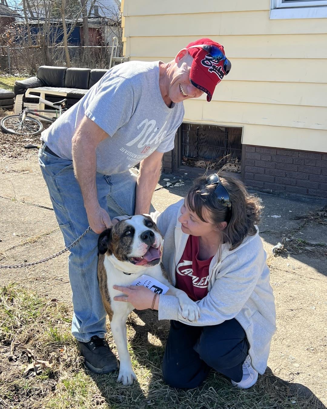 Taylor y Ace junto a la mujer que salvaron.