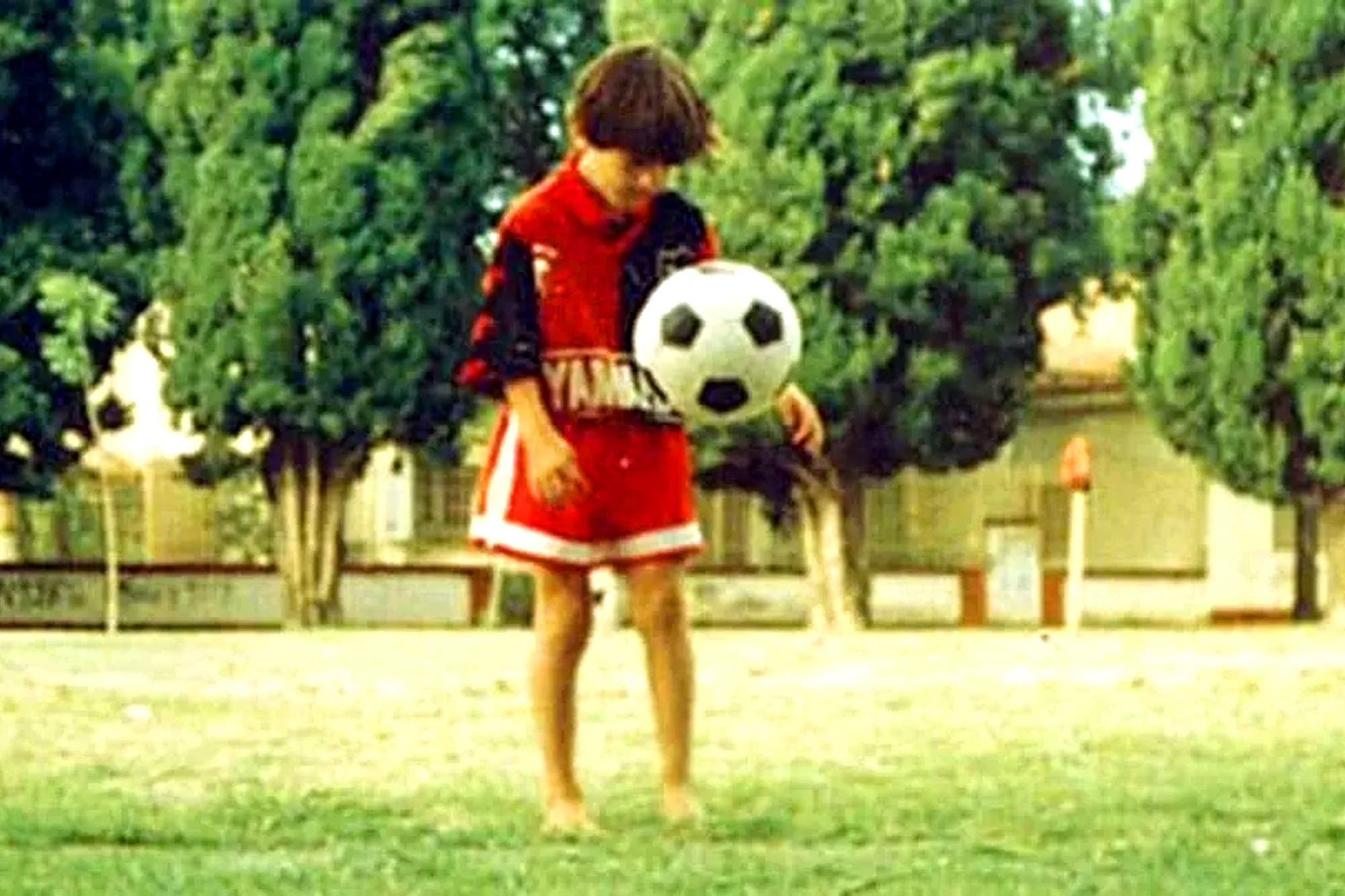 Lionel Messi de niño y con la camiseta de Newells.