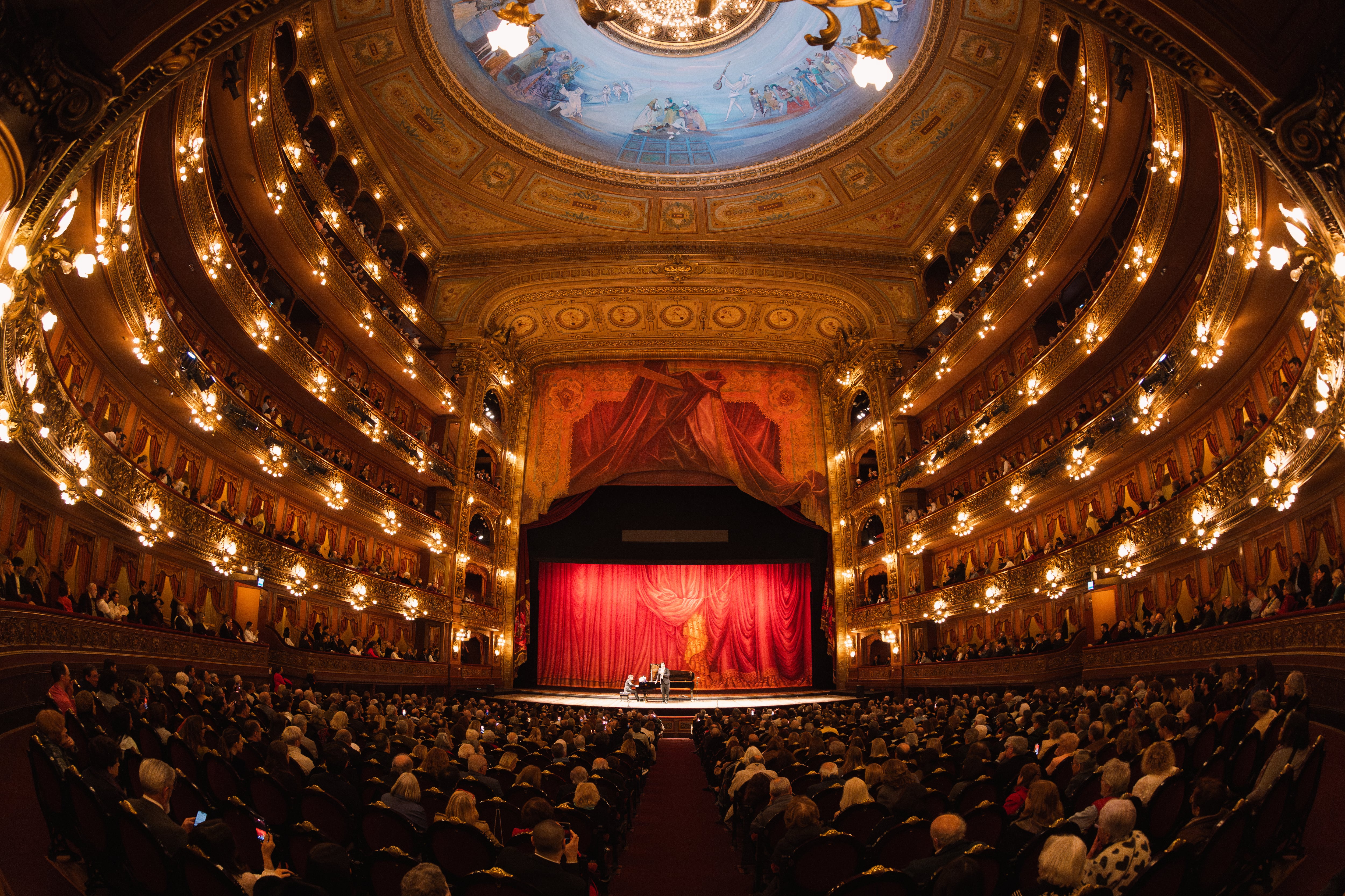 Una noche de ópera en el Teatro Colón: Xabier Anduaga y Hera Park cantan arias de Verdi, Donizetti, Bizet y Massenet