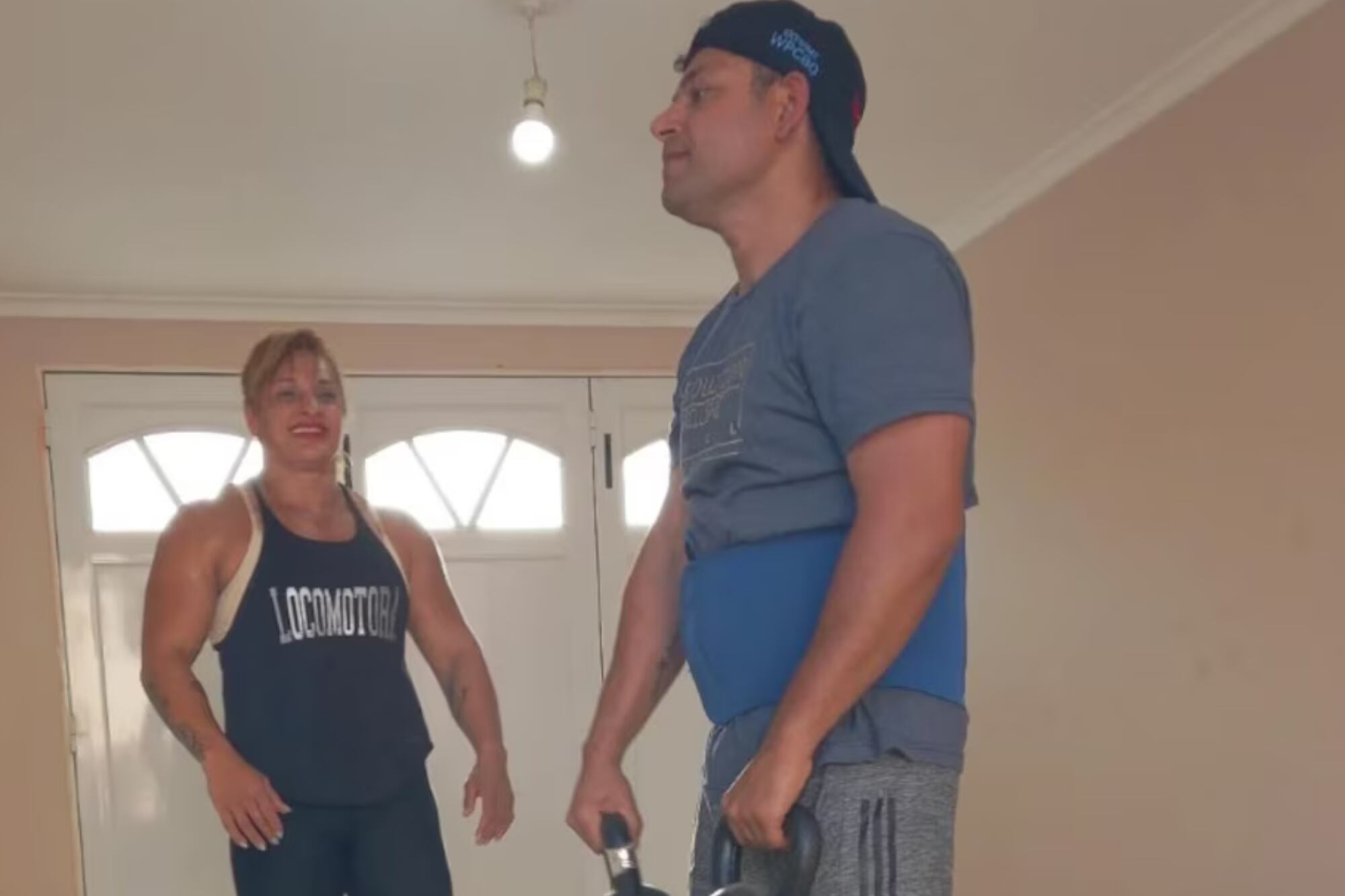 Alejandra Oliveras ayudando a su hermano a entrenar