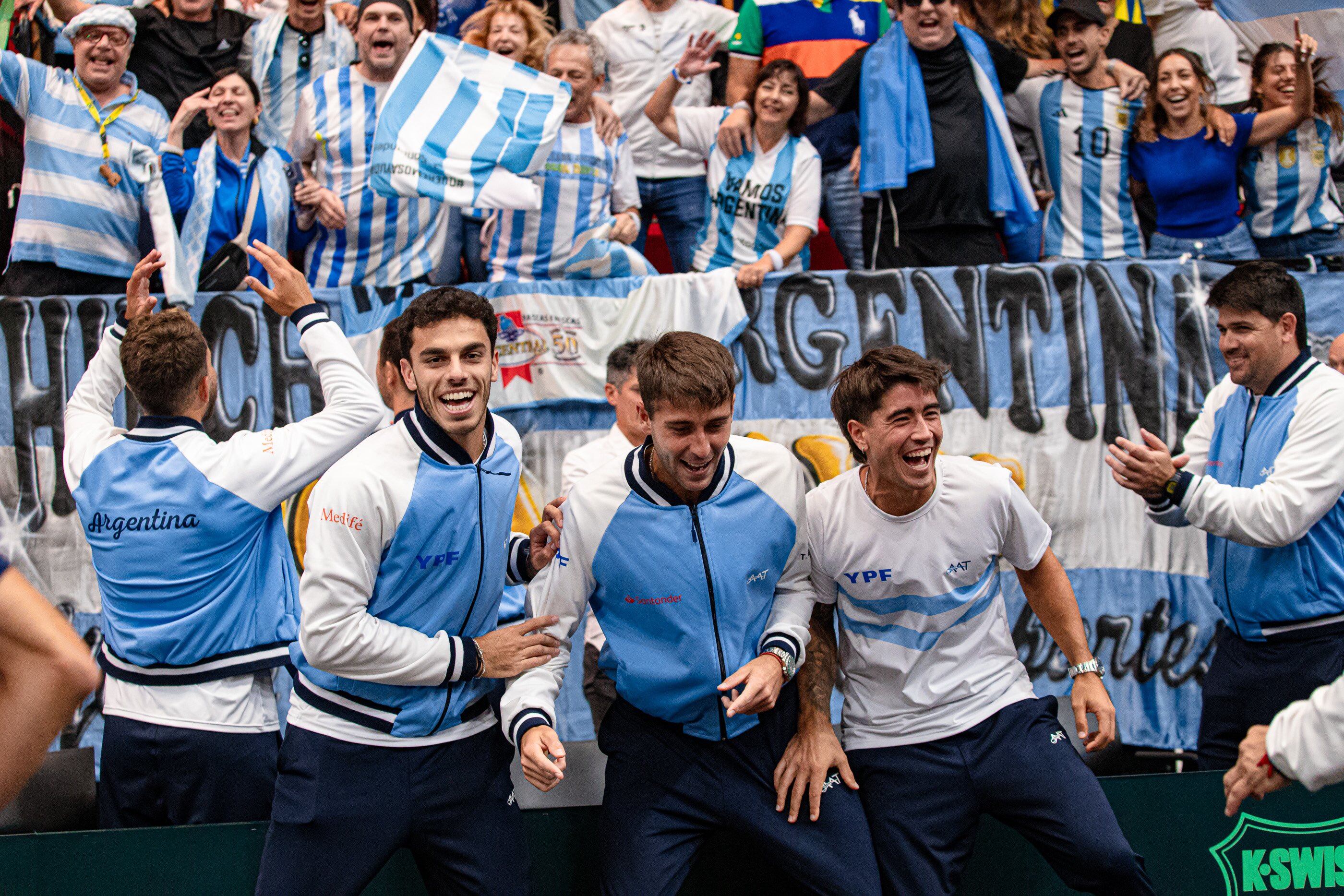 Cerúndolo, Etcheverry, Comesaña y, detrás, el subcapitán Eduardo Schwank, celebrando la victoria argentina en Países Bajos