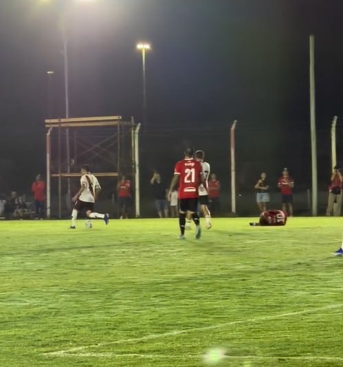 El Kun Agüero sufrió una grave lesión y deberá ser operado 4 El Kun Agüero tirado en el piso tras sufrir la lesión en el tendón de Aquiles