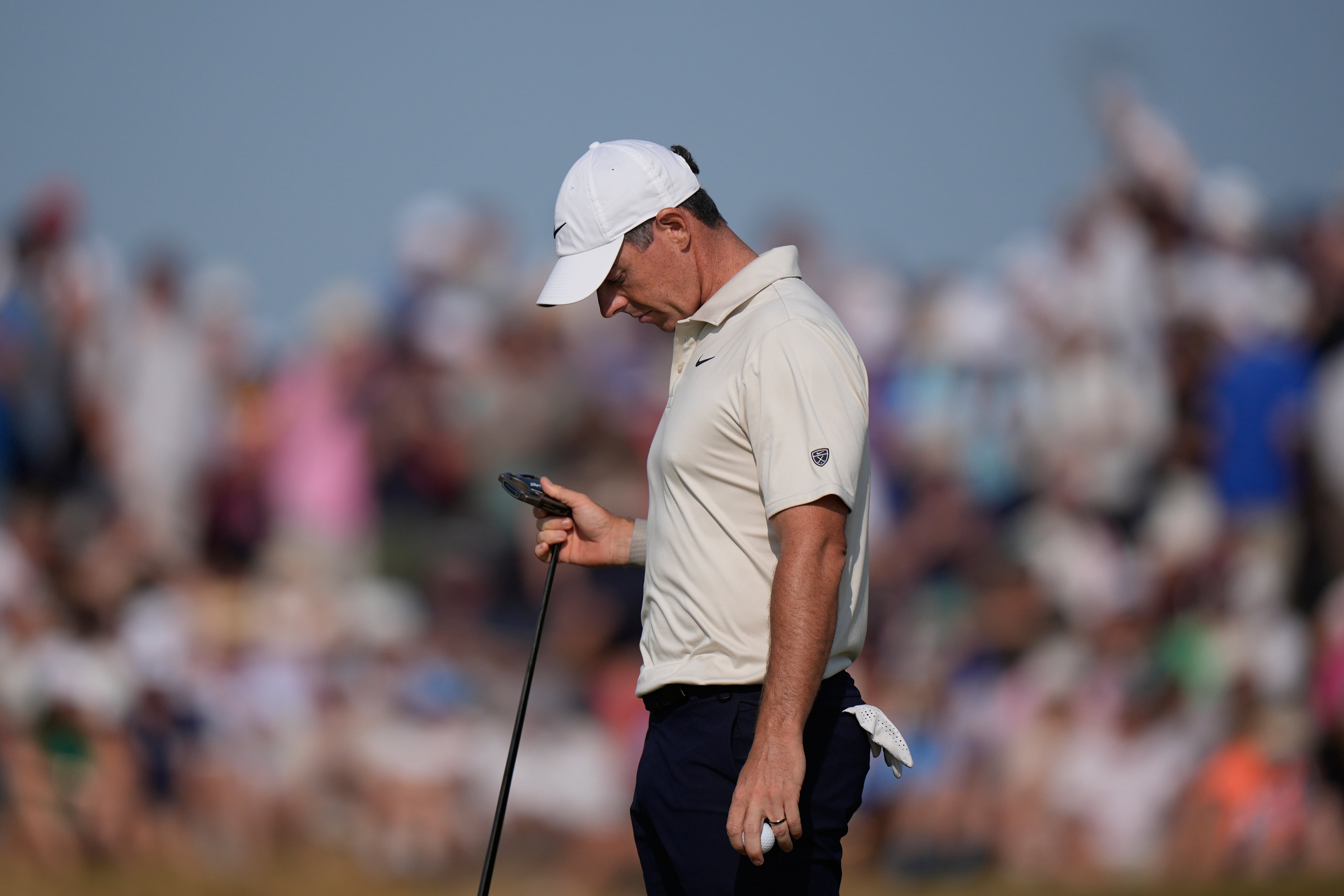 El norirlandés Rory McIlroy observa su palo en el hoyo 9 de la primera ronda del Abierto Británico en Royal Birkdale; no tuvo un buen comienzo