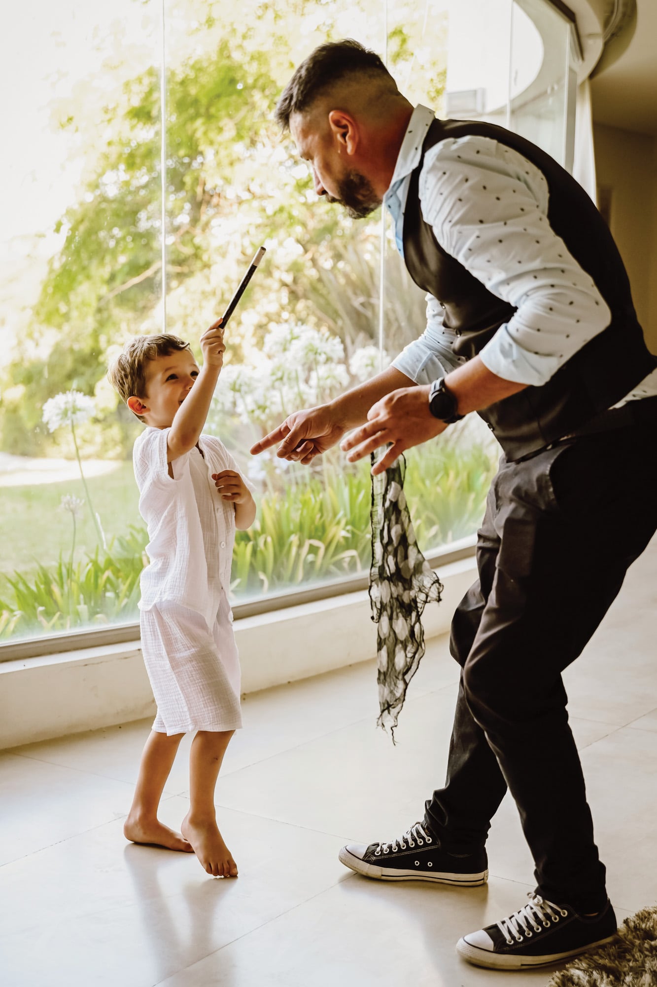 Divertido, Noah hizo de “asistente” del mago