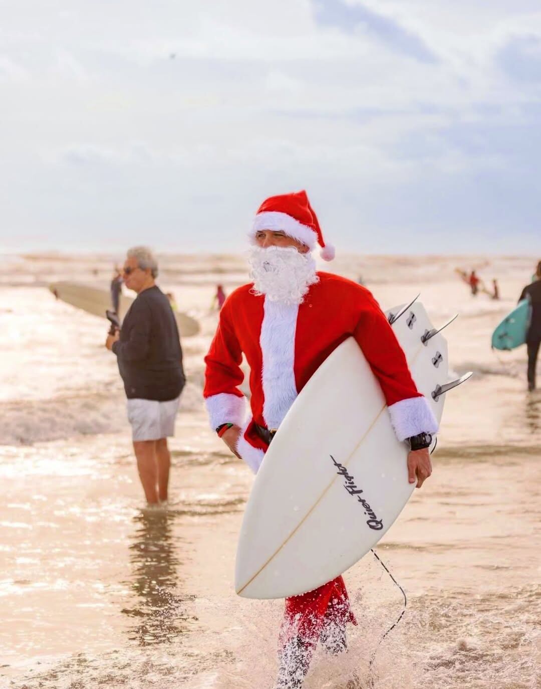 La actividad congrega cientos de personas amantes del surf y de los disfraces (Instagram/@surfingsantas)
