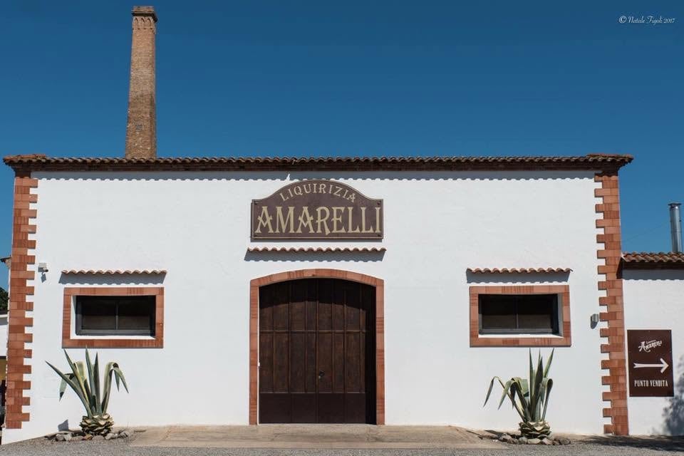 Liquirizia Amarelli es el regaliz negro puro y tradicional elaborado por la histórica empresa italiana Amarelli, fundada en 1731 en Rossano.