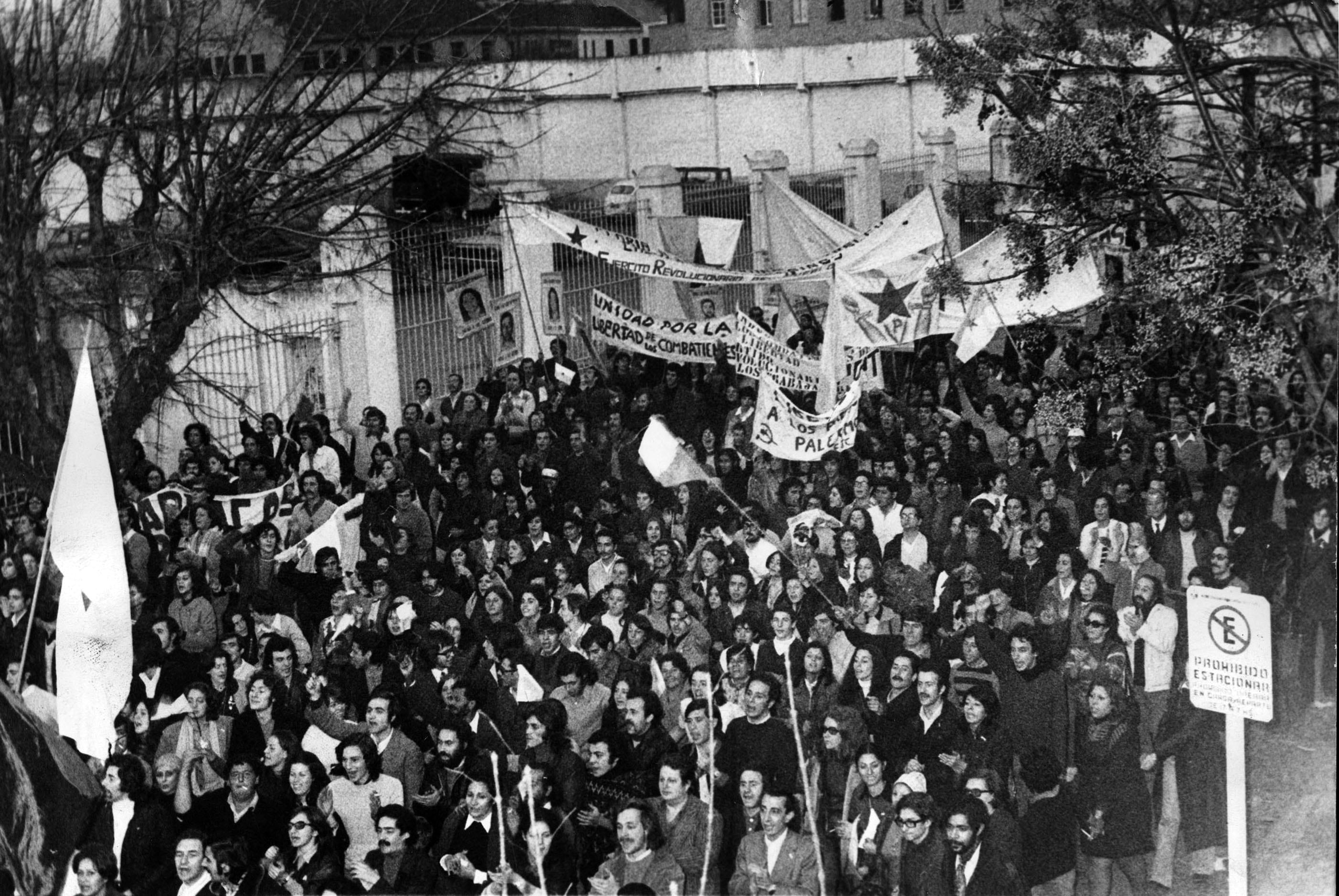 Manifestantes recorren las adyacencias de la cárcel de Villa Devoto pidiendo la libertad de los presos políticos, el 25 de mayo de 1973