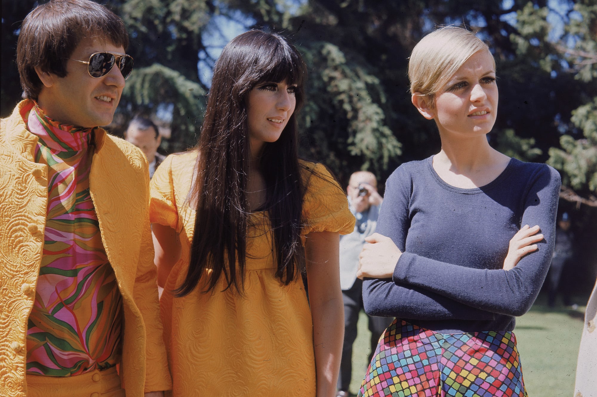 Con el famoso dúo de Sonny Bono y Cher durante la fiesta de bienvenida que organizaron para la modelo británica en Los Ángeles,
en 1967