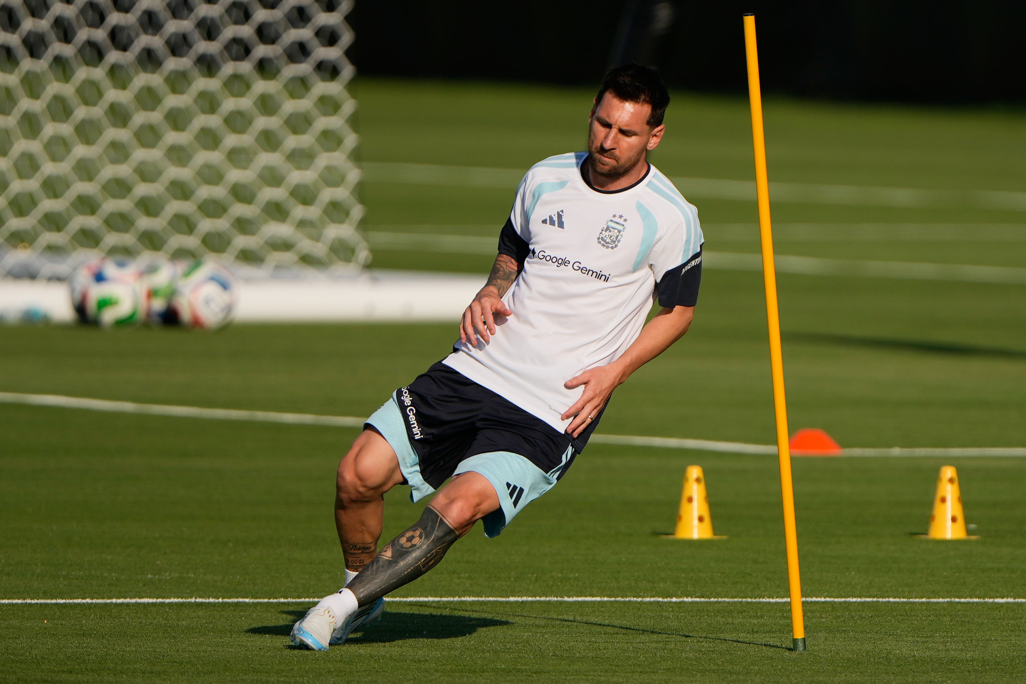Lionel Messi, de la selección argentina, entrena el miércoles 3 de junio de 2026 en Kansas City, Kansas (AP Foto/Charlie Riedel)