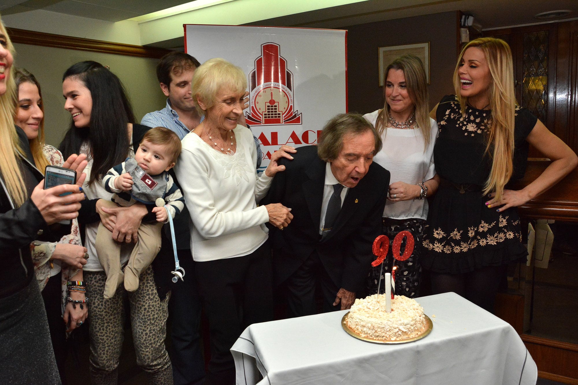 Carlitos Balá cuando celebró sus 90 años, rodeado de sus familiares y amigos