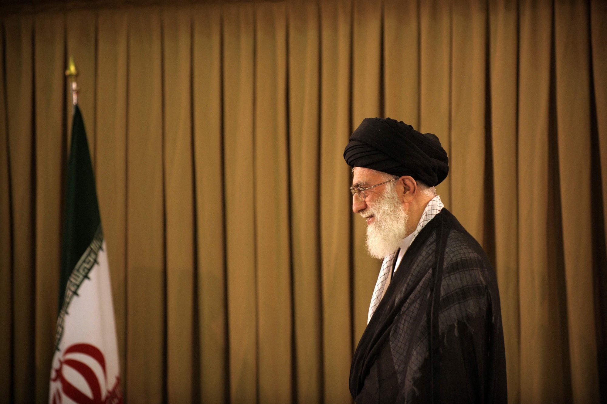 Khamenei llega a un centro de votación para emitir su voto por un nuevo presidente en su oficina en Teherán el 12 de junio de 2009