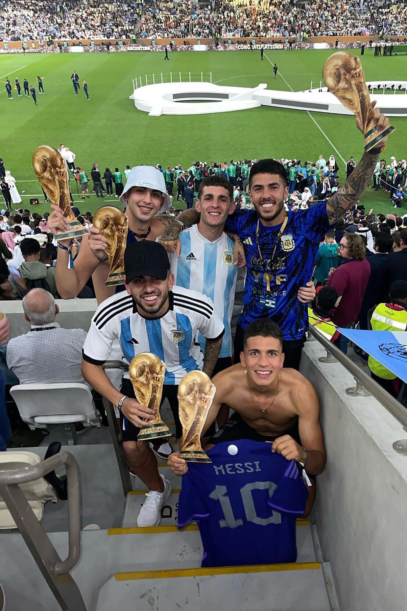 Iván Tapia, hijo de Chiqui y familiar de los Moyano, con su primo Nicolás, que sostiene una camiseta de Messi, durante la final del Mundial Qatar 2022; Nicolás es el hijo de Pablo, uno de los exjefes de la CGT