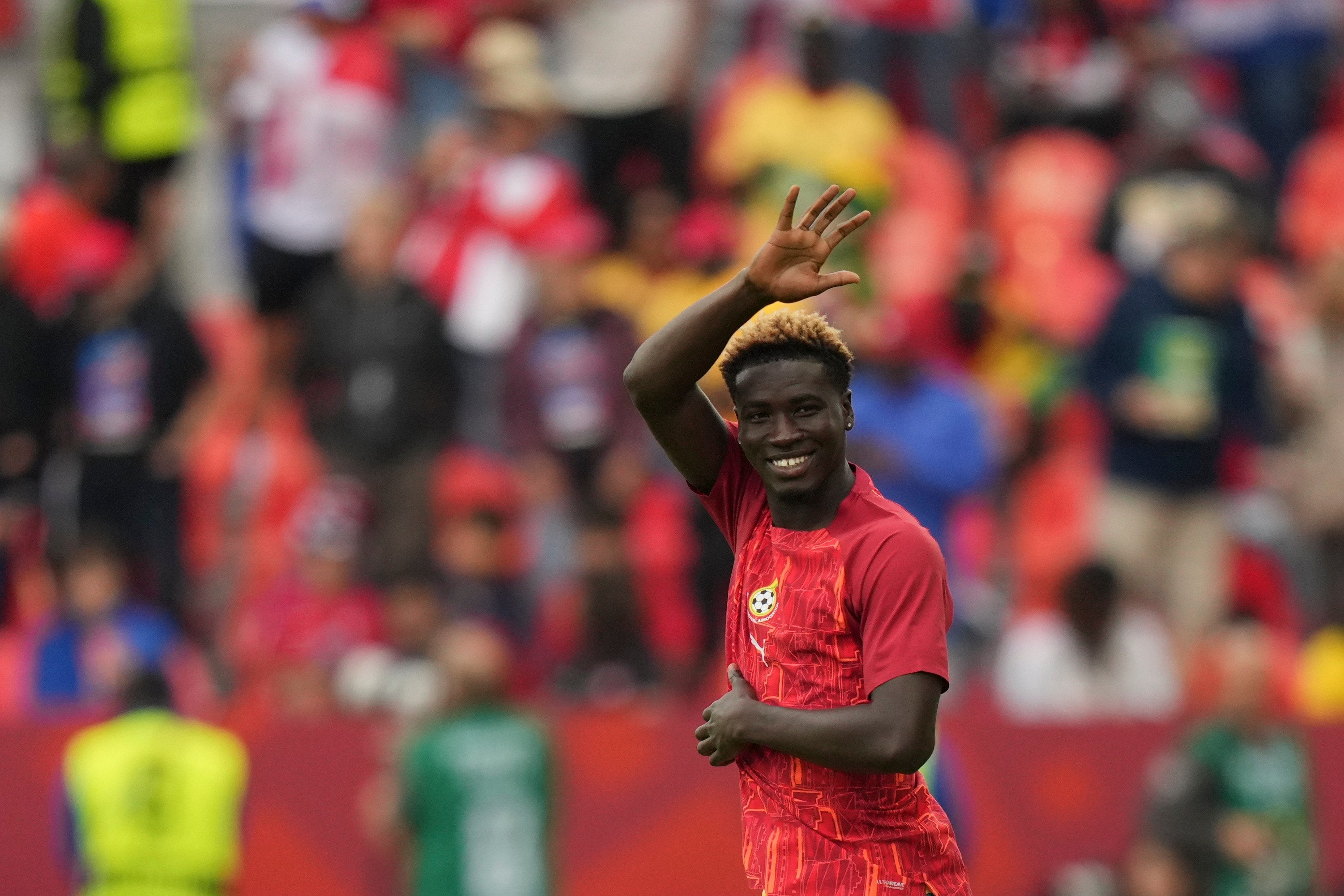 El saludo de Kojo Peprah Oppong, uno de los suplentes de Ghana en el calentamiento previo al partido con Panamá en Toronto