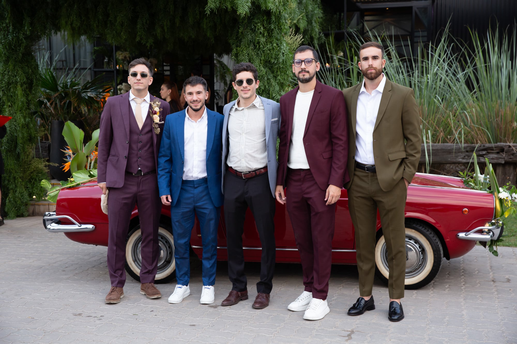Guido Tamborindeguy, hermano de la novia, con su banda de amigos.