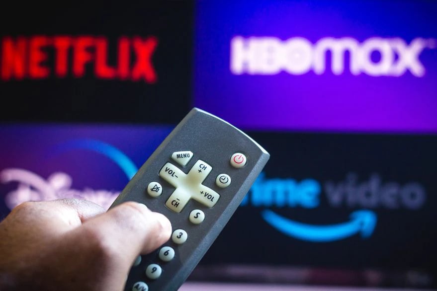 La nueva ley SB 576 prohíbe que las plataformas de streaming emitan comerciales con un volumen de audio superior al de la serie o película que se reproduce