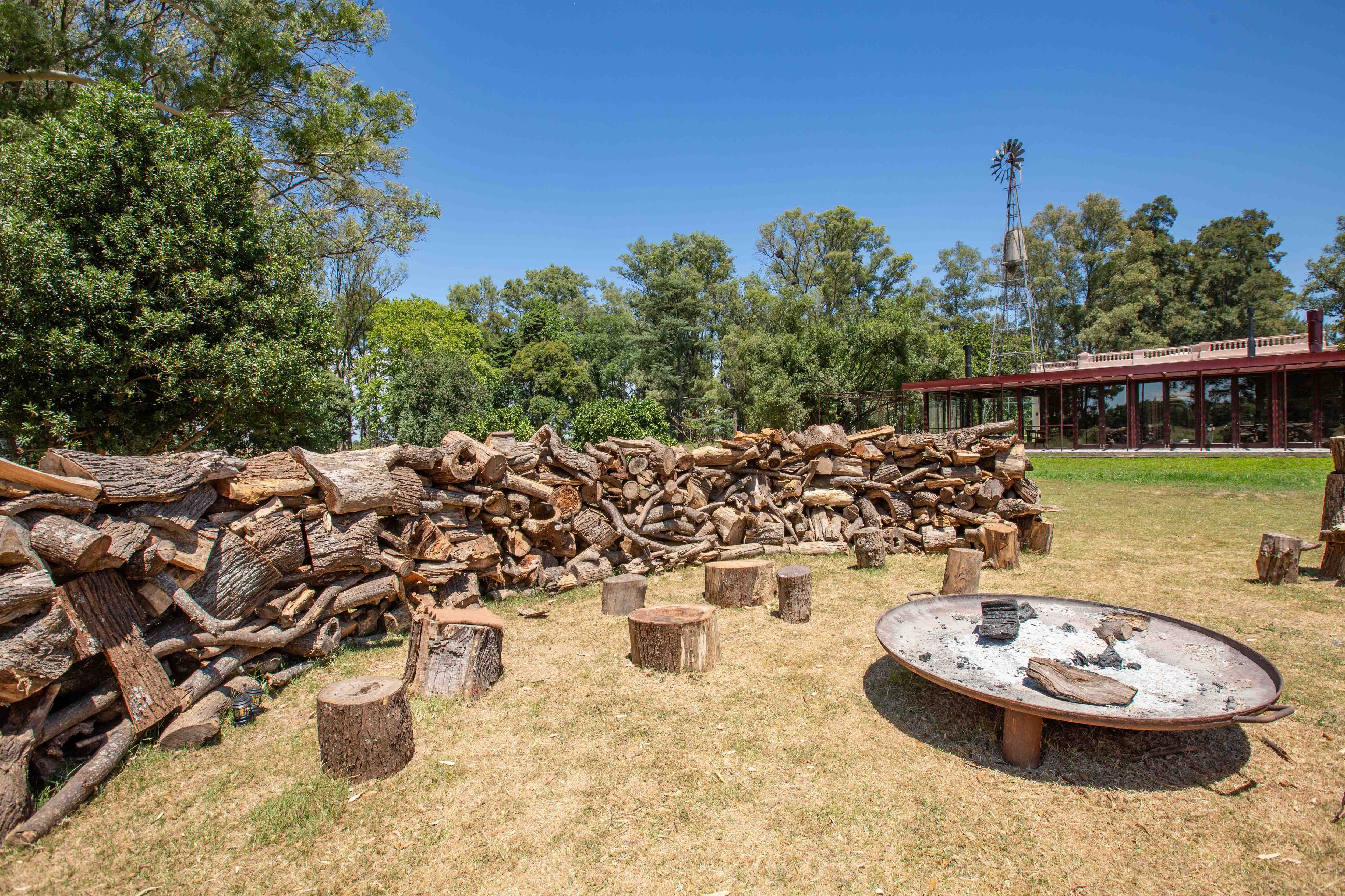 Frente al restaurante hay un gran fogonero rodeado de “pircas” altas hechas con troncos