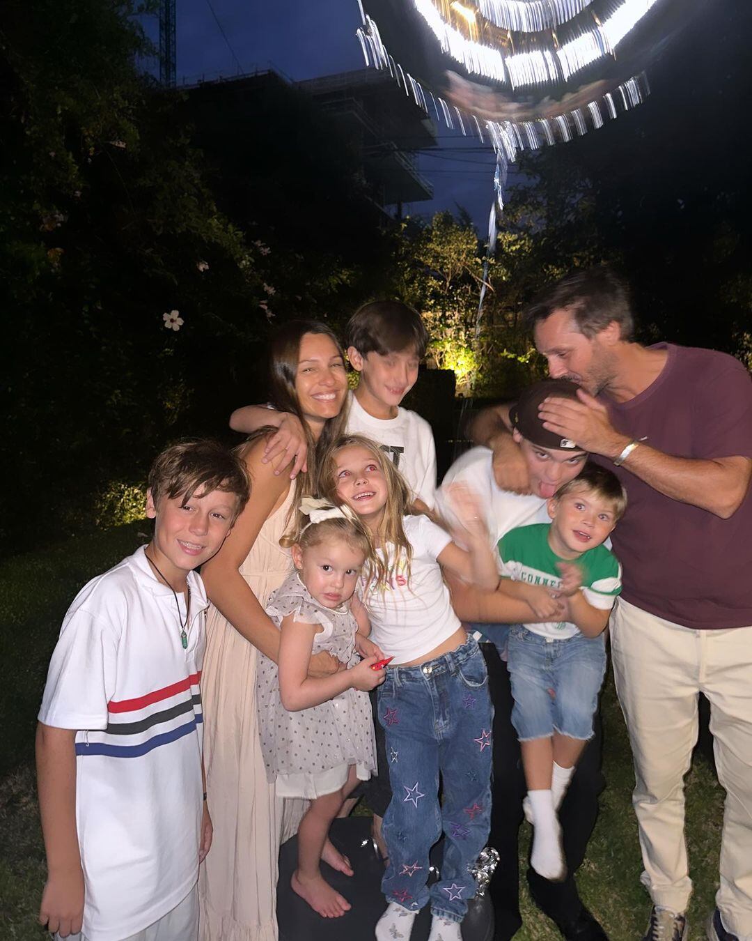 Carolina Ardohain y Benjamín Vicuña junto a Benicio, Beltrán, Magnolia, Amancio y Ana durante el festejo de cumpleaños de Bautista el 29 de febrero de 2024 (Foto: Instagram @pampitaoficial)